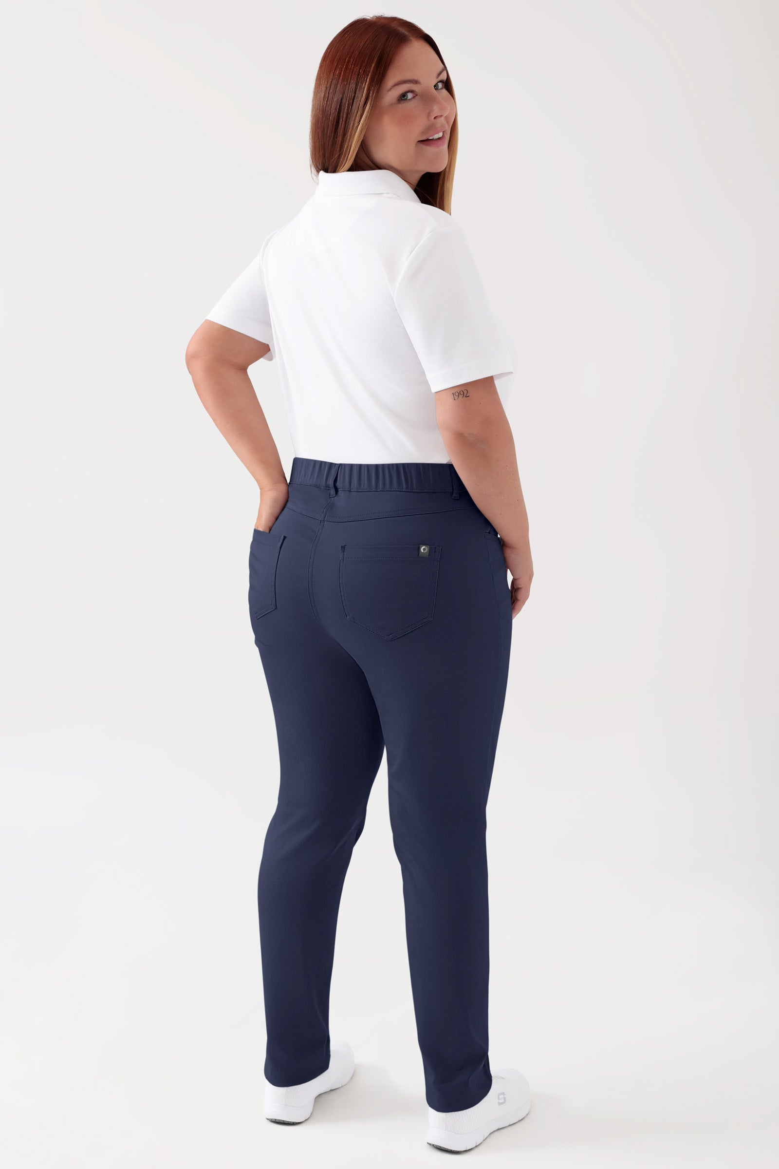 COMFY FLEX Pantalon 5 poches Femme - Jambe slim navy, Vue de dos Le mannequin mesure 173 cm et porte la taille 46