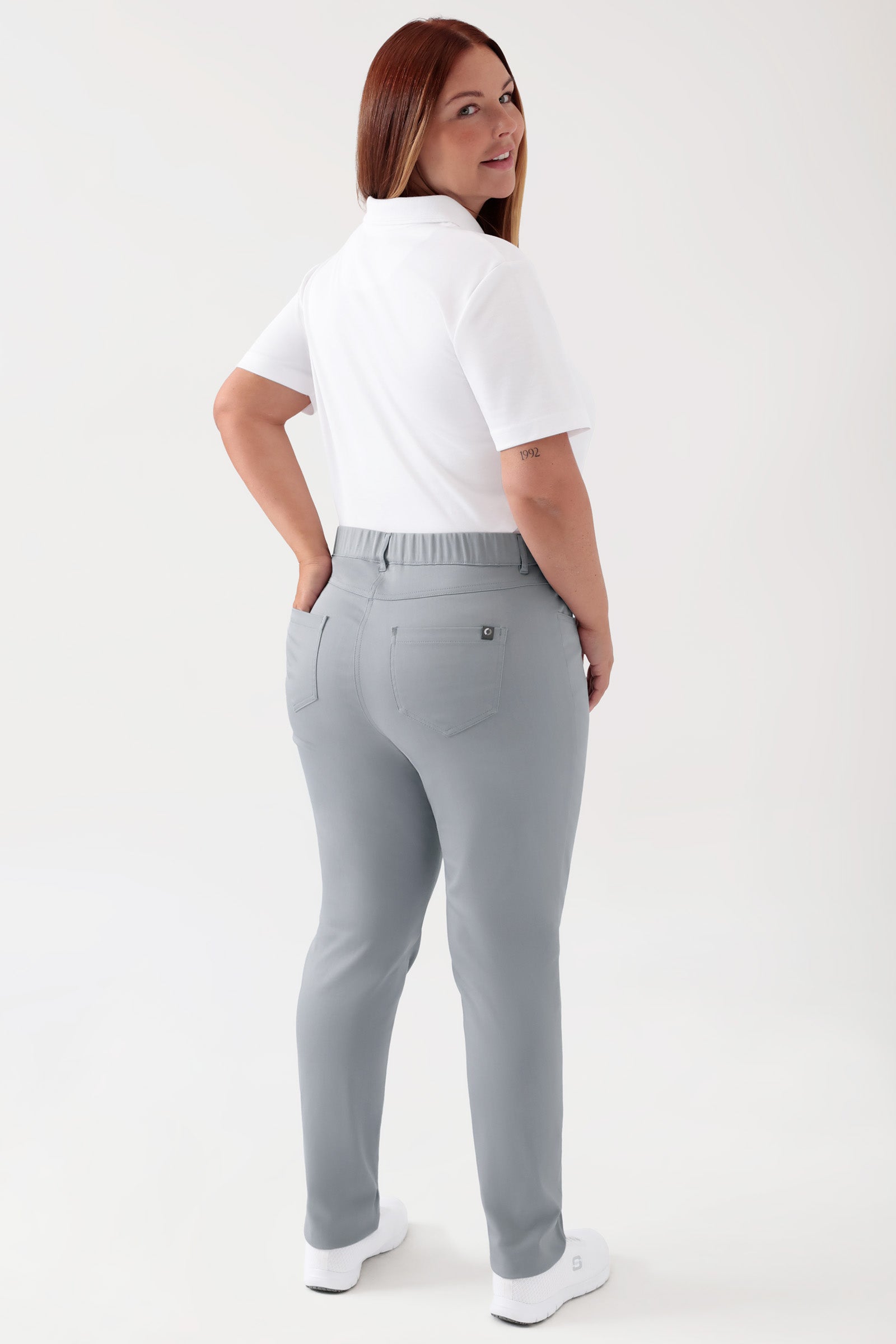 COMFY FLEX Pantalon 5 poches Femme - Jambe slim gris, Vue de dos Le mannequin mesure 173 cm et porte la taille 46