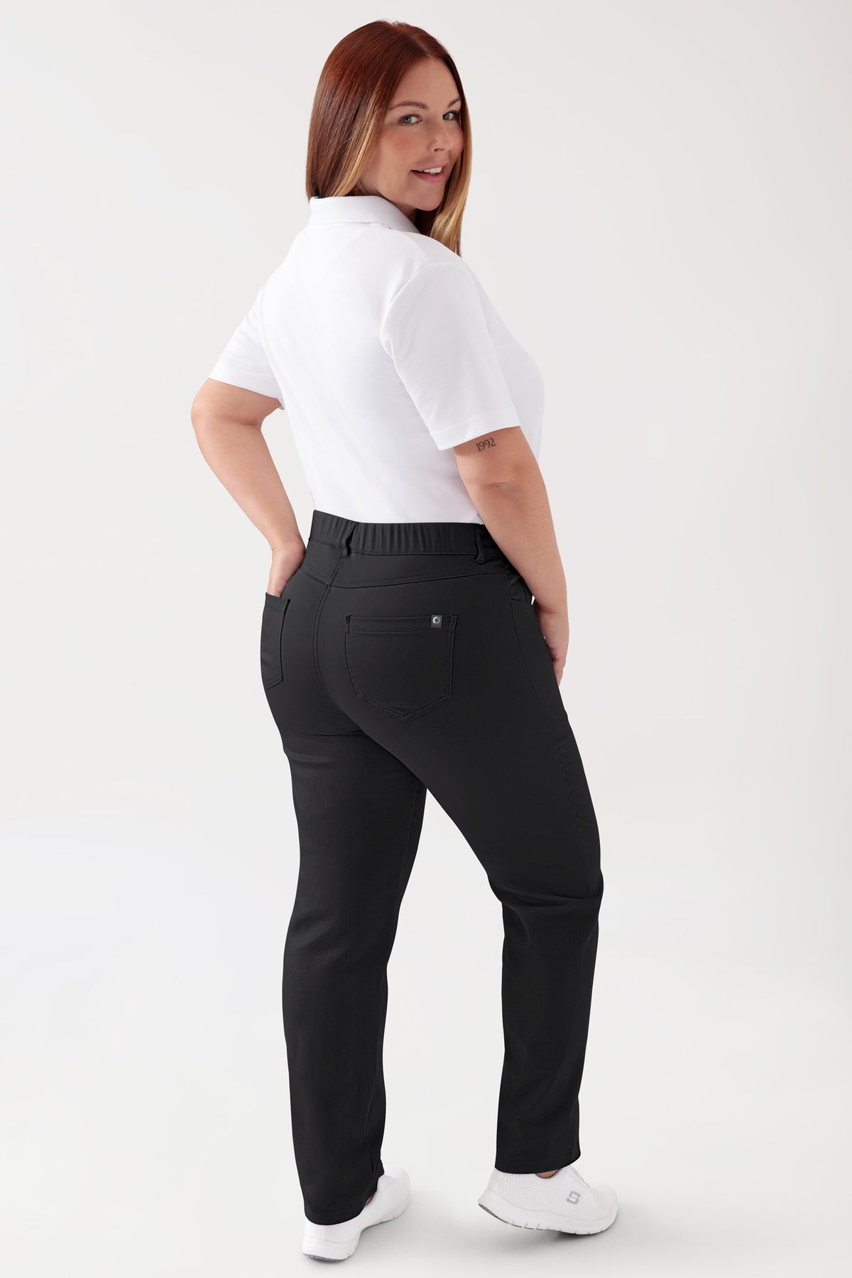 COMFY FLEX Pantalon 5 poches Femme - Jambe droite noir, Vue de dos Le mannequin mesure 173 cm et porte la taille 46