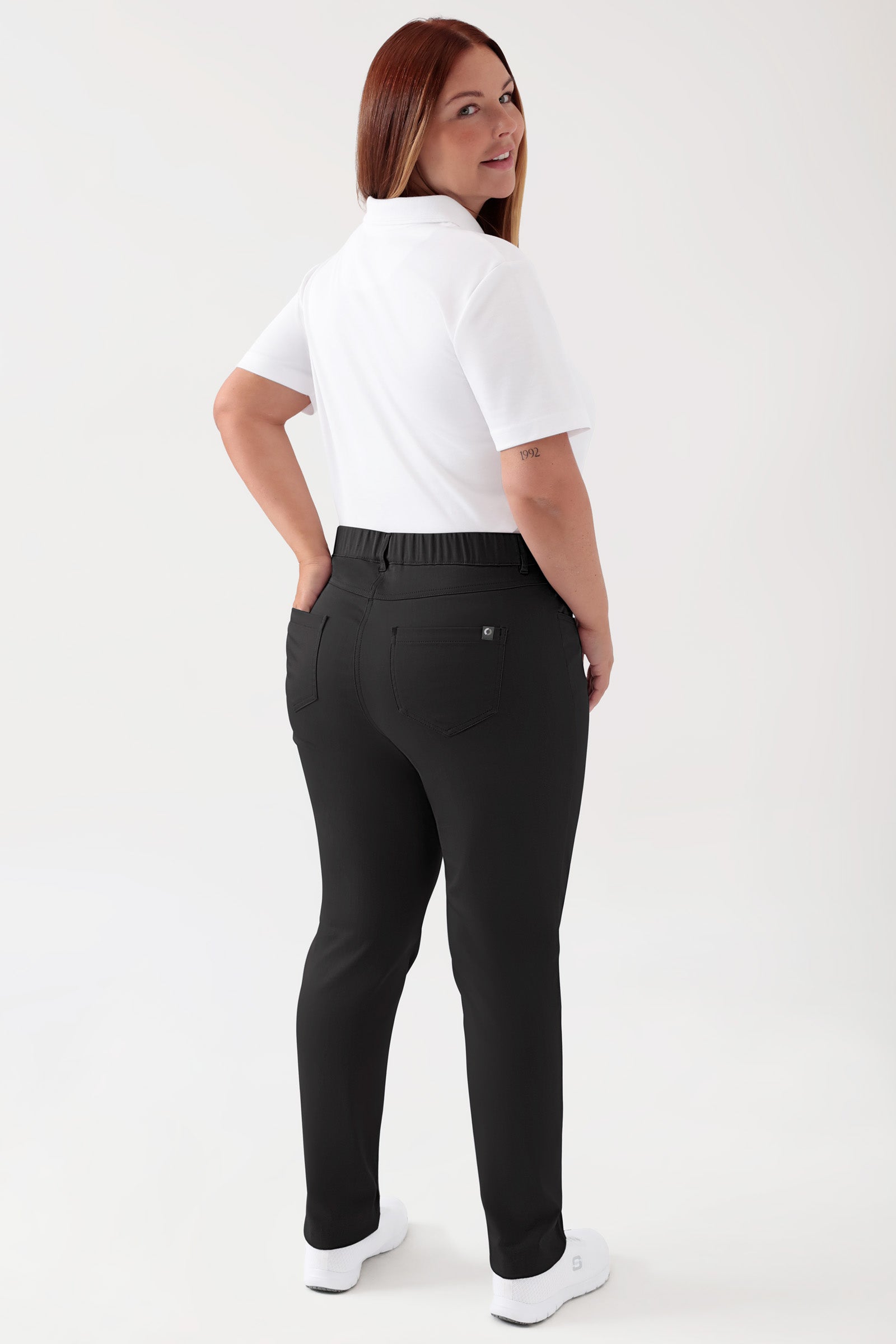 COMFY FLEX Pantalon 5 poches Femme - Jambe slim noir, Vue de dos Le mannequin mesure 173 cm et porte la taille 46