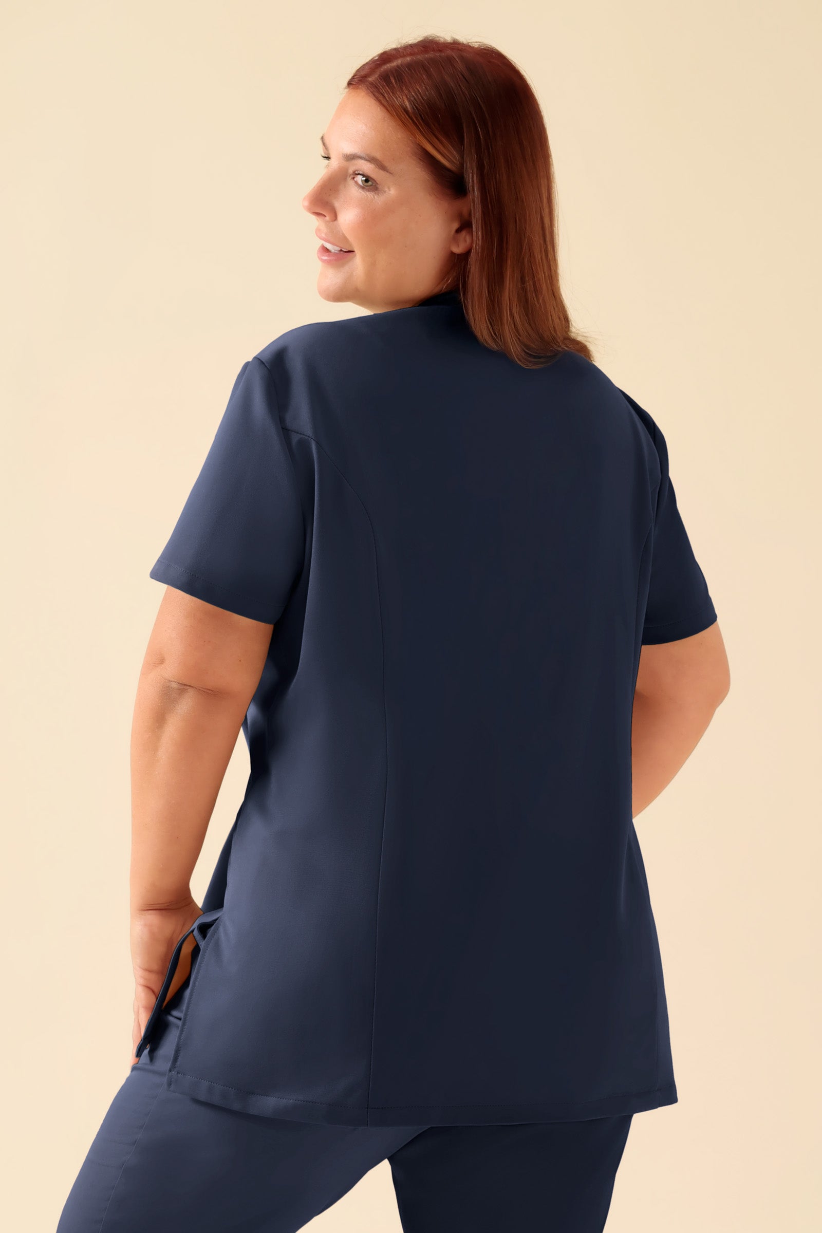 KAERE Blouse Femme - boutonnage asymétrique bleu navy, Vue de dos Le mannequin mesure 173 cm et porte la taille XL