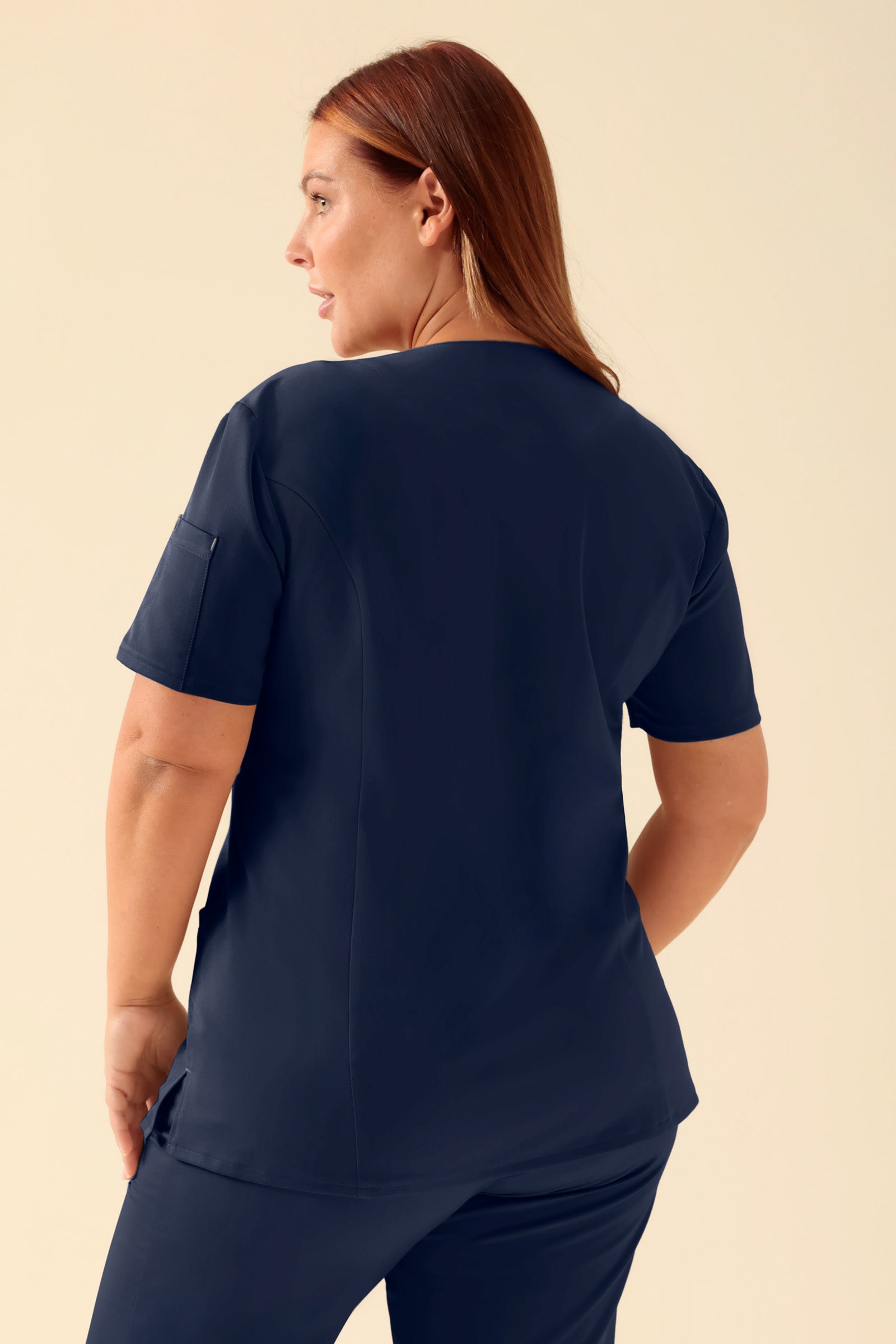 KAERE Blouse Femme - Patte de boutonnage navy, Vue de dos Le mannequin mesure 173 cm et porte la taille XL