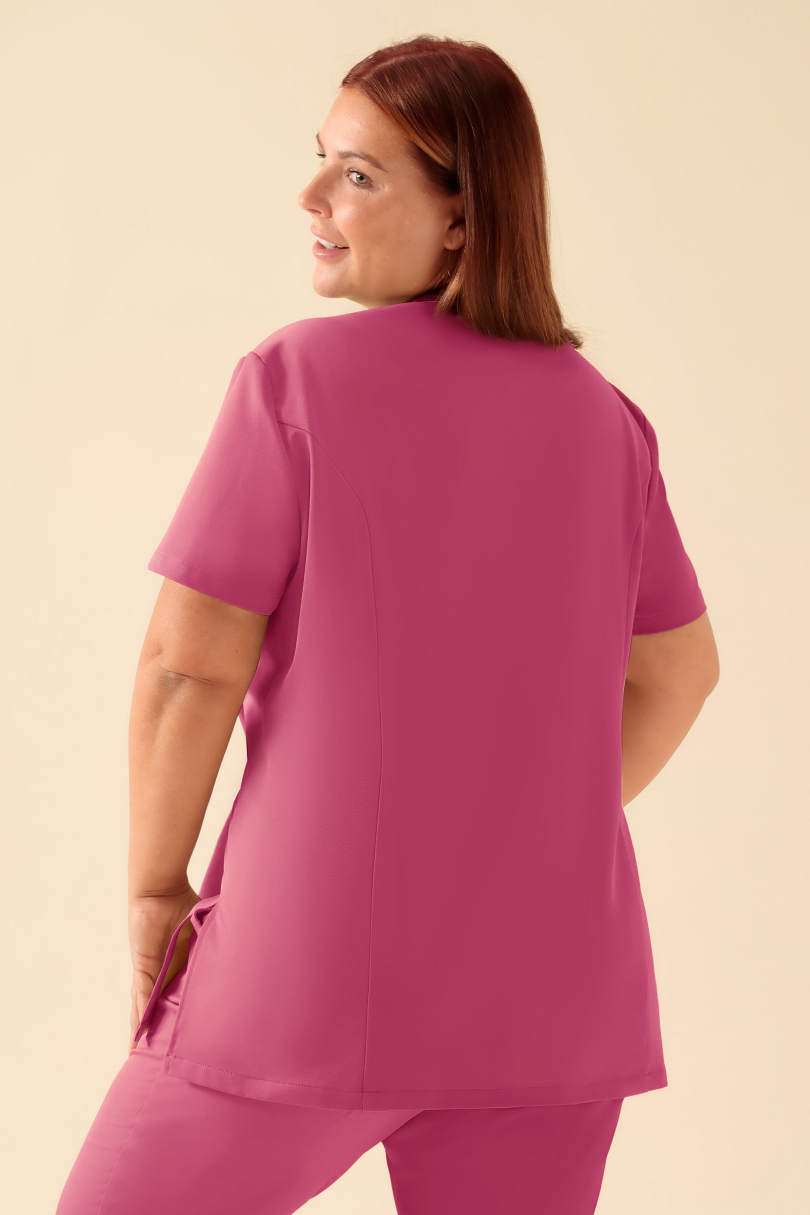 KAERE Blouse Femme - boutonnage asymétrique bois de rose, Vue de dos Le mannequin mesure 173 cm et porte la taille XL