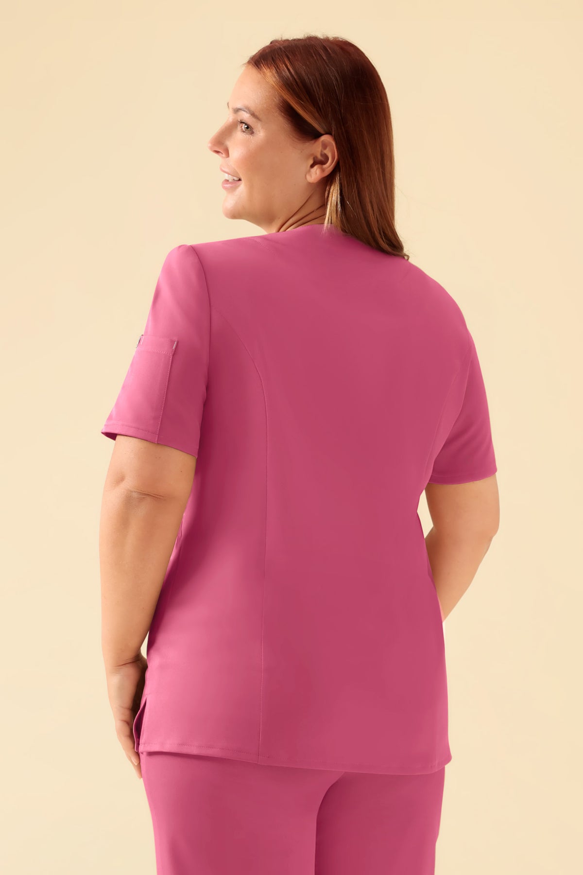 KAERE Blouse Femme - Patte de boutonnage bois de rose, Vue de dos Le mannequin mesure 173 cm et porte la taille XL
