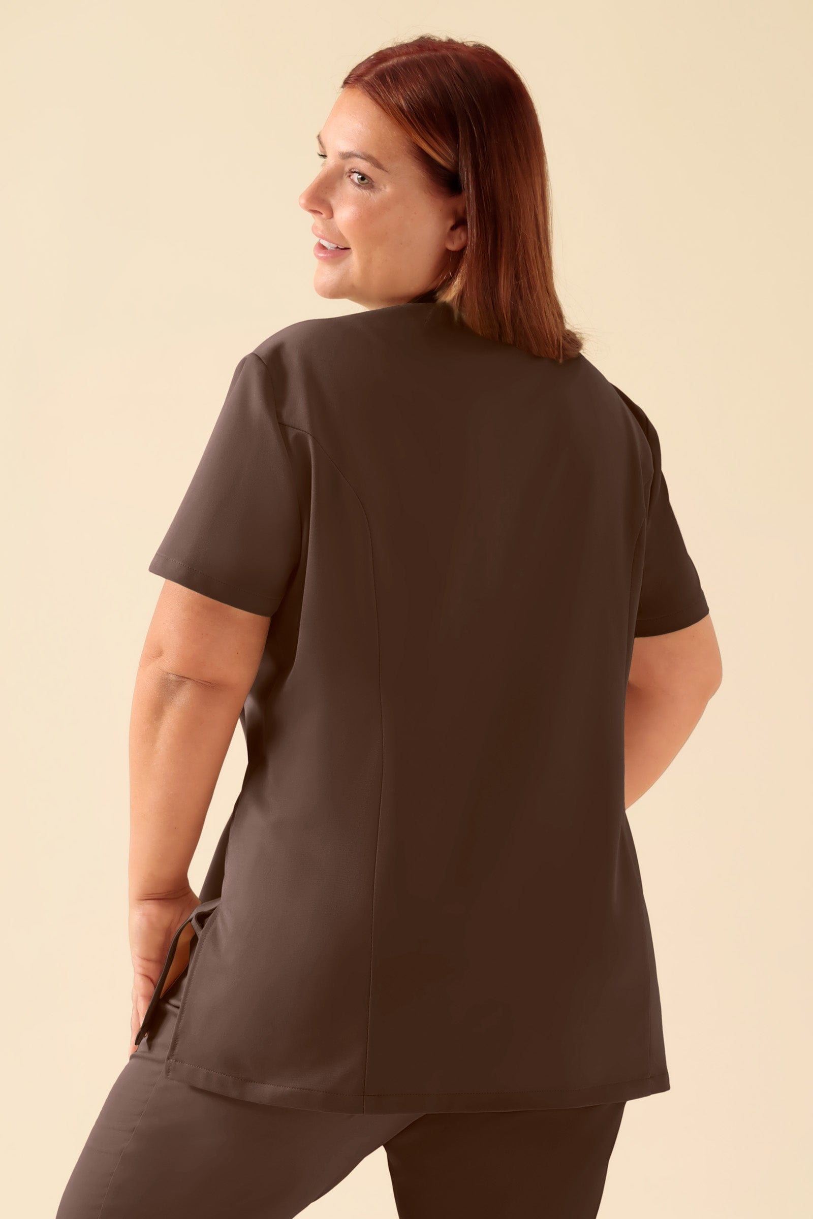 KAERE Blouse Femme - boutonnage asymétrique coffee, Vue de dos Le mannequin mesure 173 cm et porte la taille XL