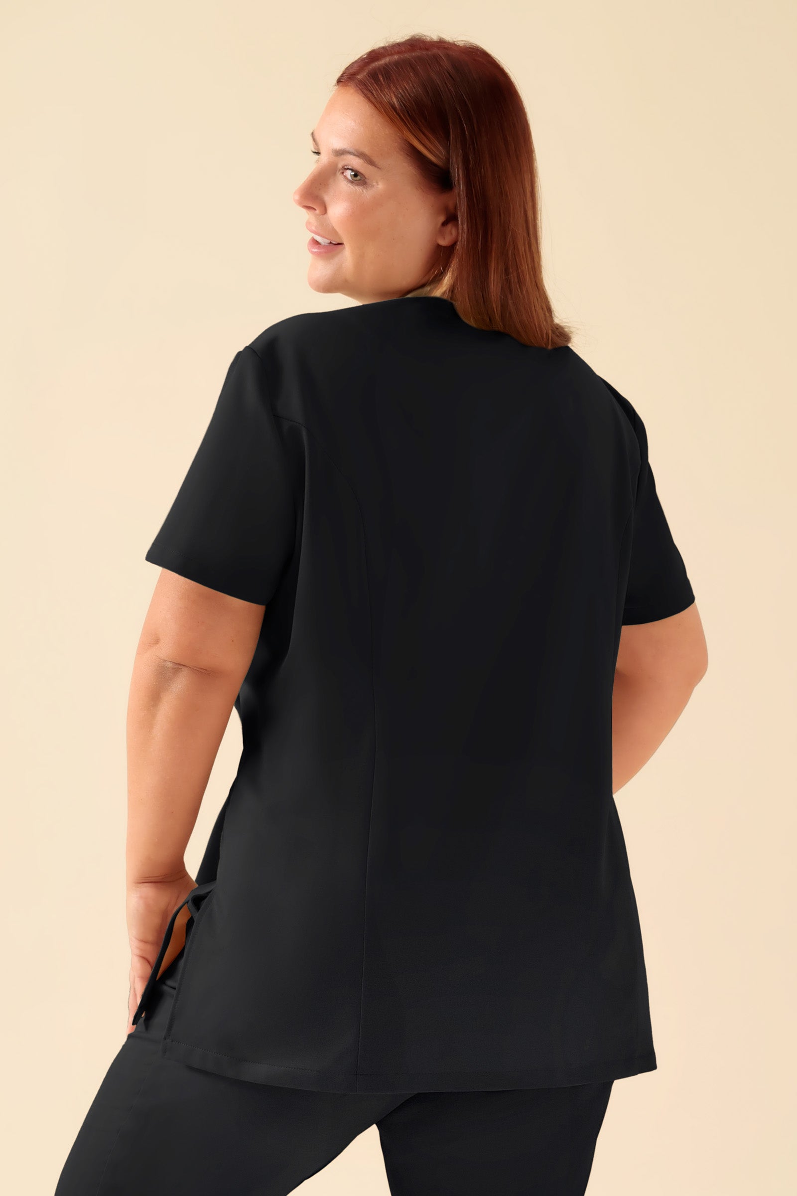 KAERE Blouse Femme - boutonnage asymétrique noir, Vue de dos Le mannequin mesure 173 cm et porte la taille XL