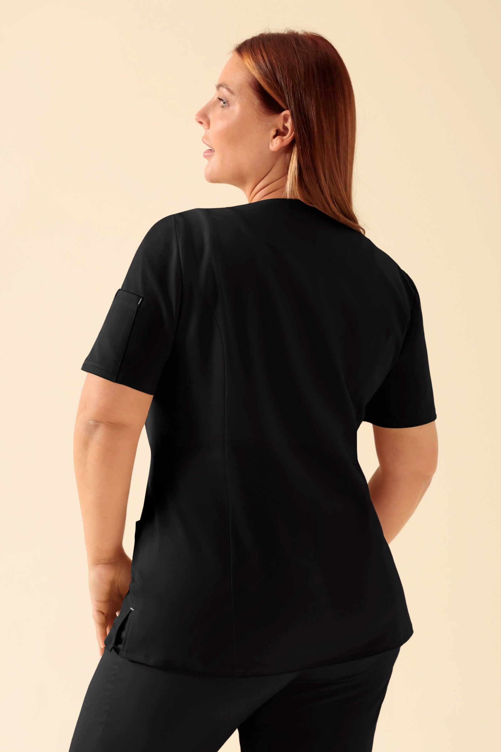 KAERE Blouse Femme - Patte de boutonnage noir, Vue de dos Le mannequin mesure 173 cm et porte la taille XL