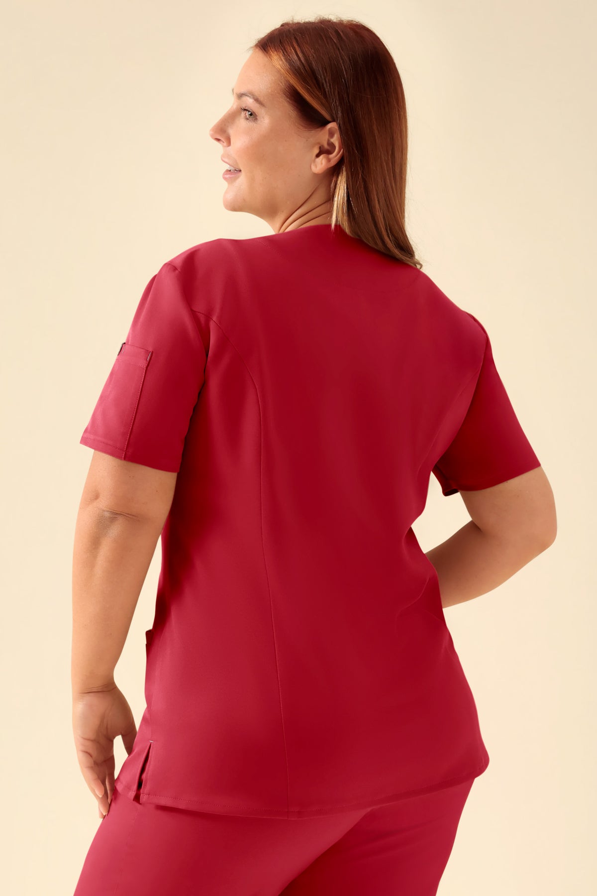 KAERE Blouse Femme - Patte de boutonnage rouge, Vue de dos Le mannequin mesure 173 cm et porte la taille XL