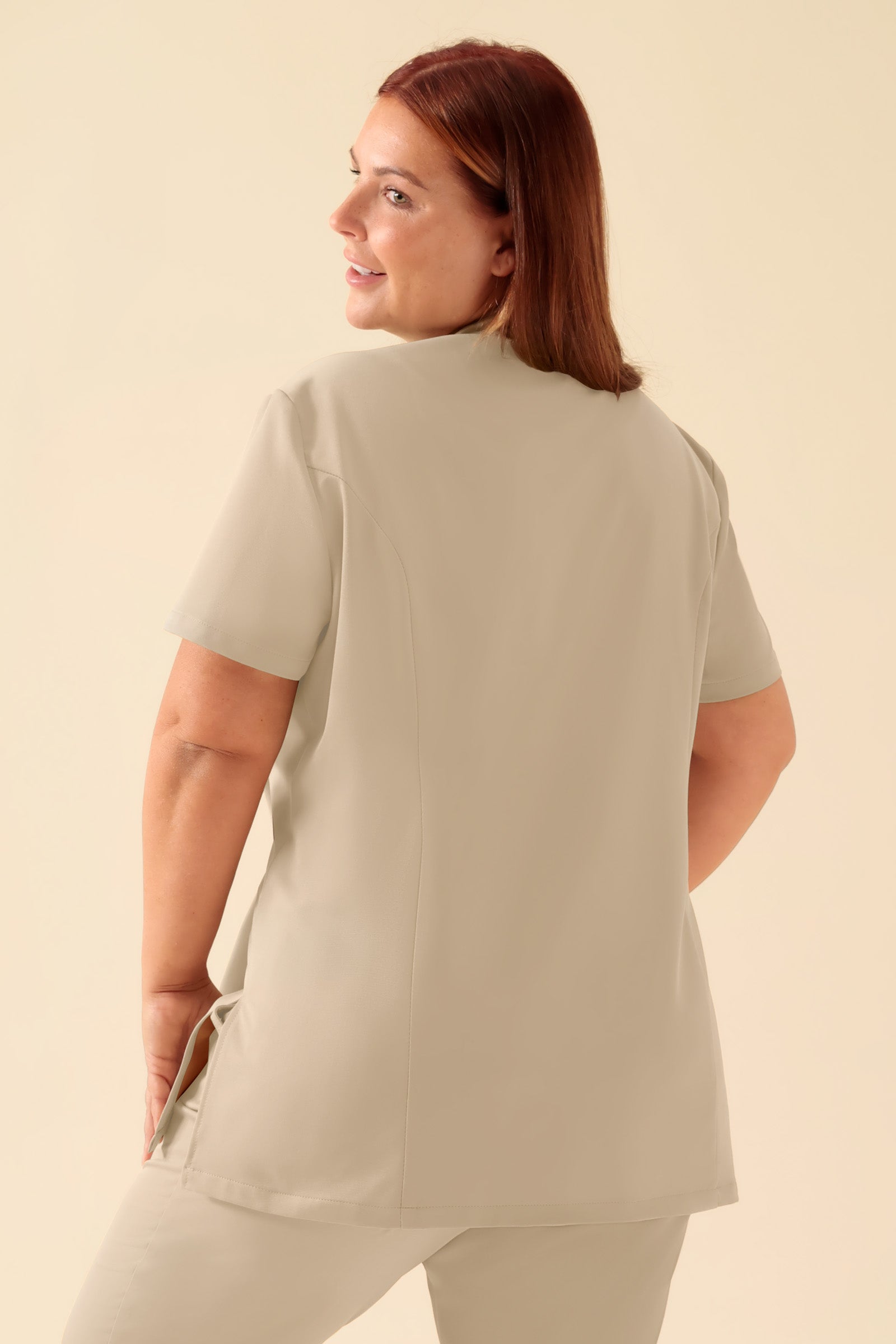 KAERE Blouse Femme - boutonnage asymétrique sable, Vue de dos Le mannequin mesure 173 cm et porte la taille XL