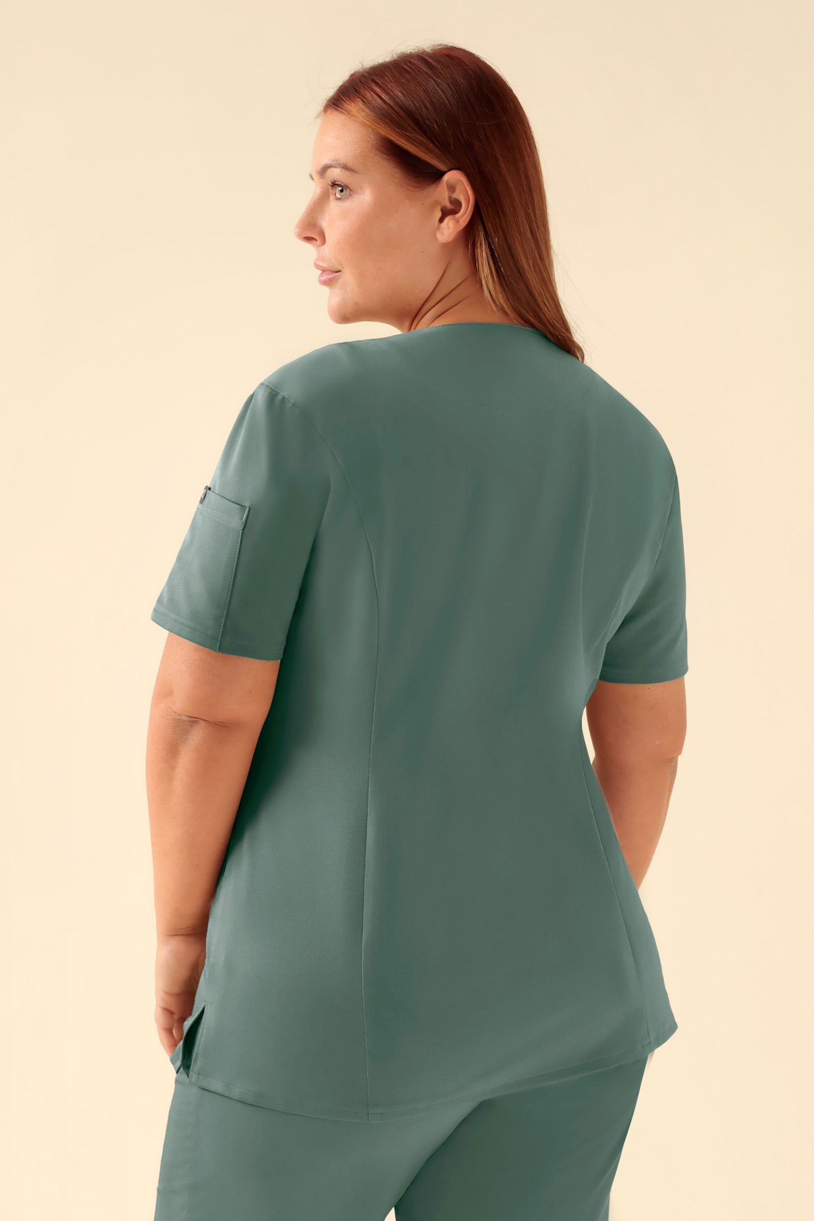 KAERE Blouse Femme - Patte de boutonnage vert foncé, Vue de dos Le mannequin mesure 173 cm et porte la taille XL
