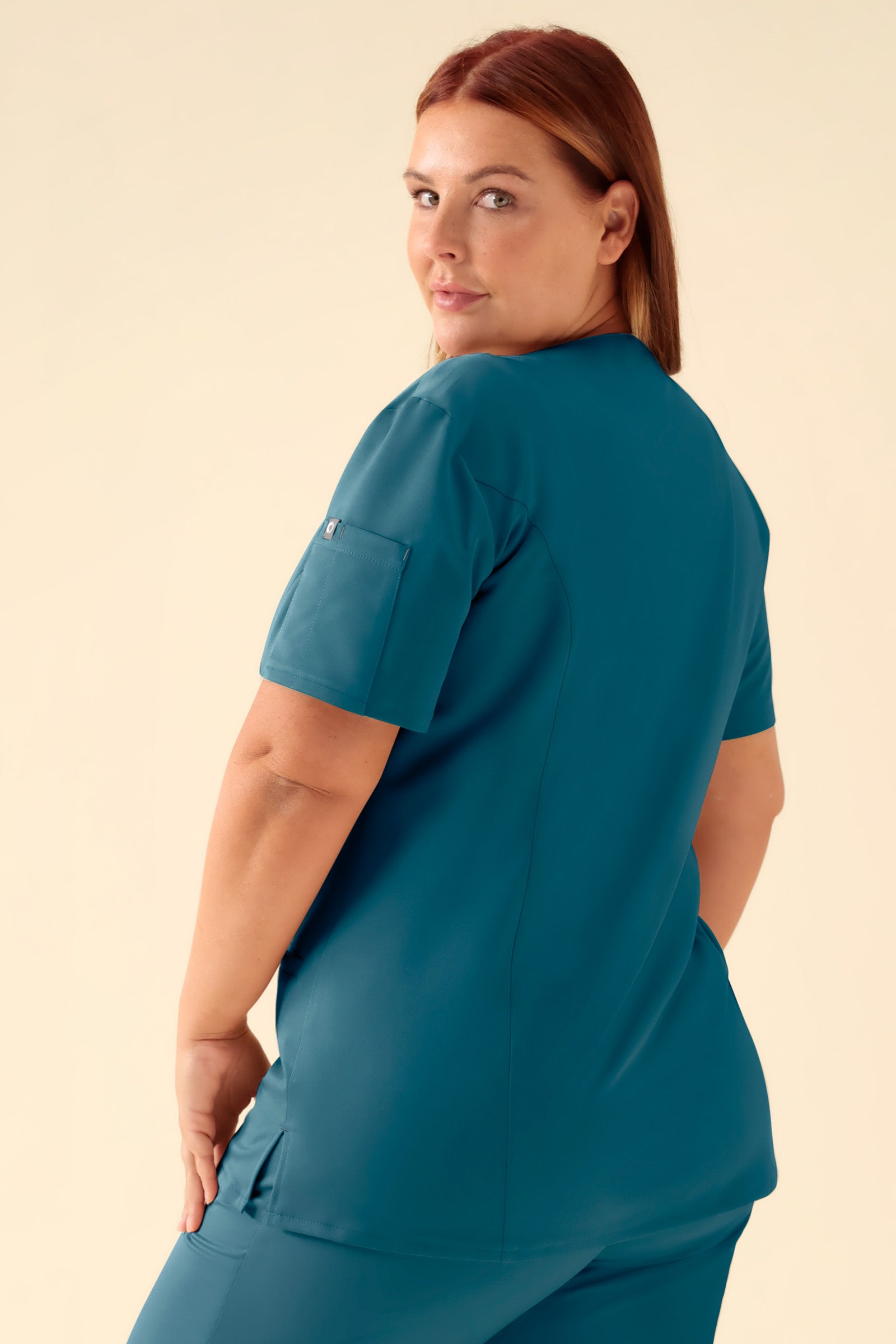 KAERE Blouse Femme - Patte de boutonnage pétrole, Vue de dos Le mannequin mesure 173 cm et porte la taille XL