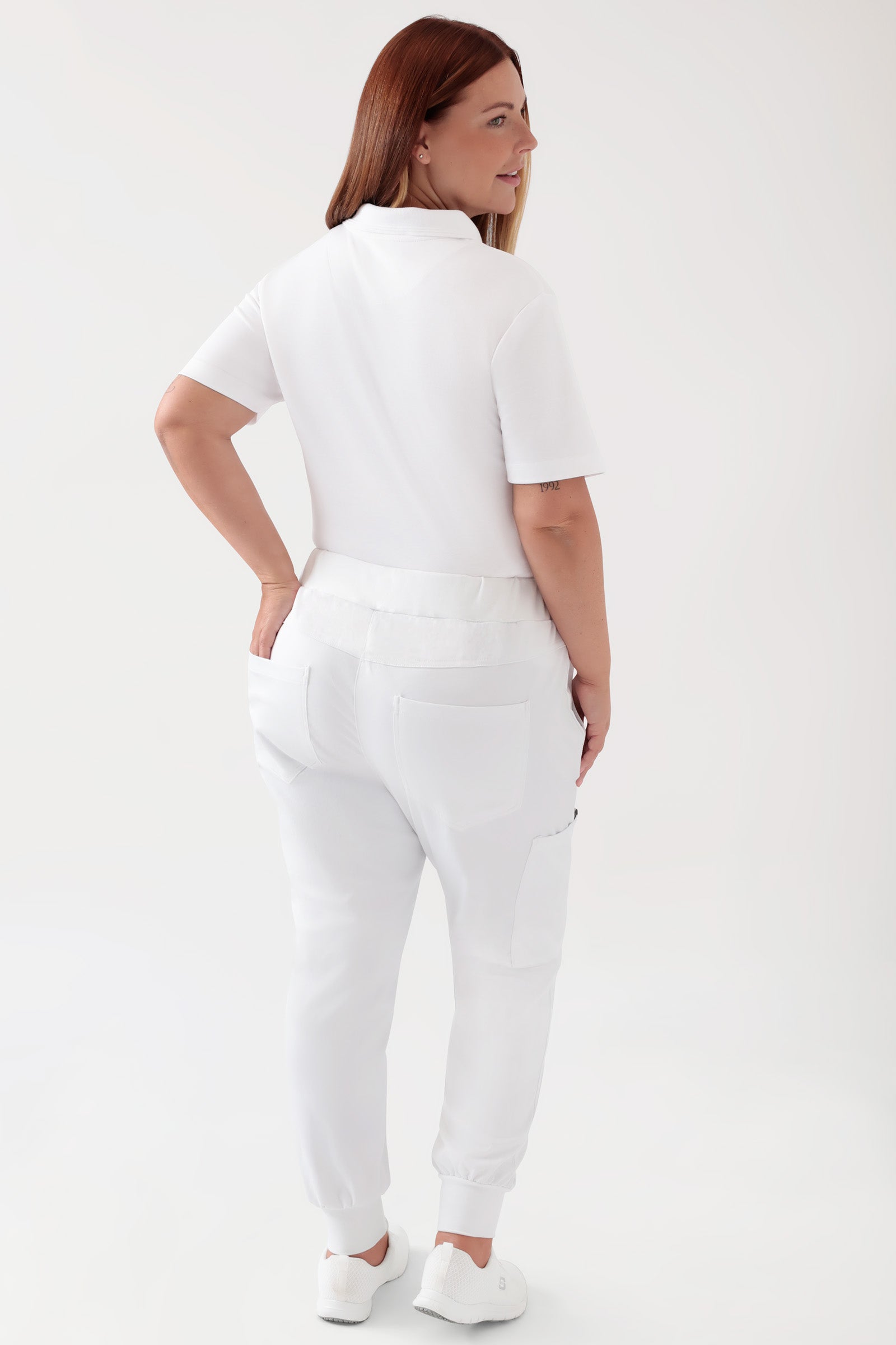 COMFY FLEX Pantalon Femme - Jogpant blanc, Vue de dos Le mannequin mesure 173 cm et porte la taille XL