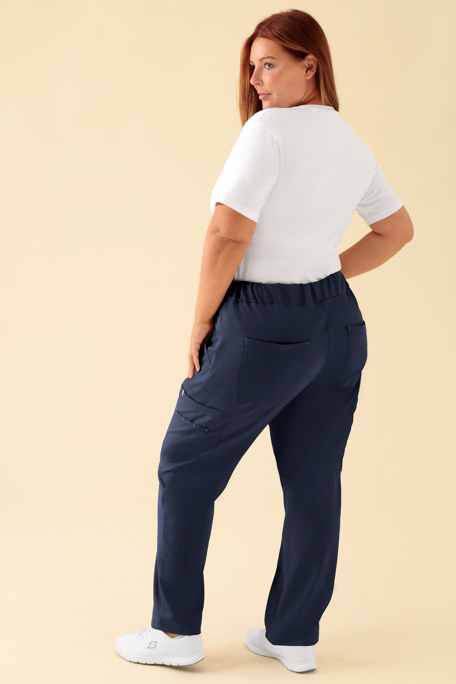 KAERE Pantalon Femme - avec poches cargo bleu navy, Vue de dos Le mannequin mesure 173 cm et porte la taille XL
