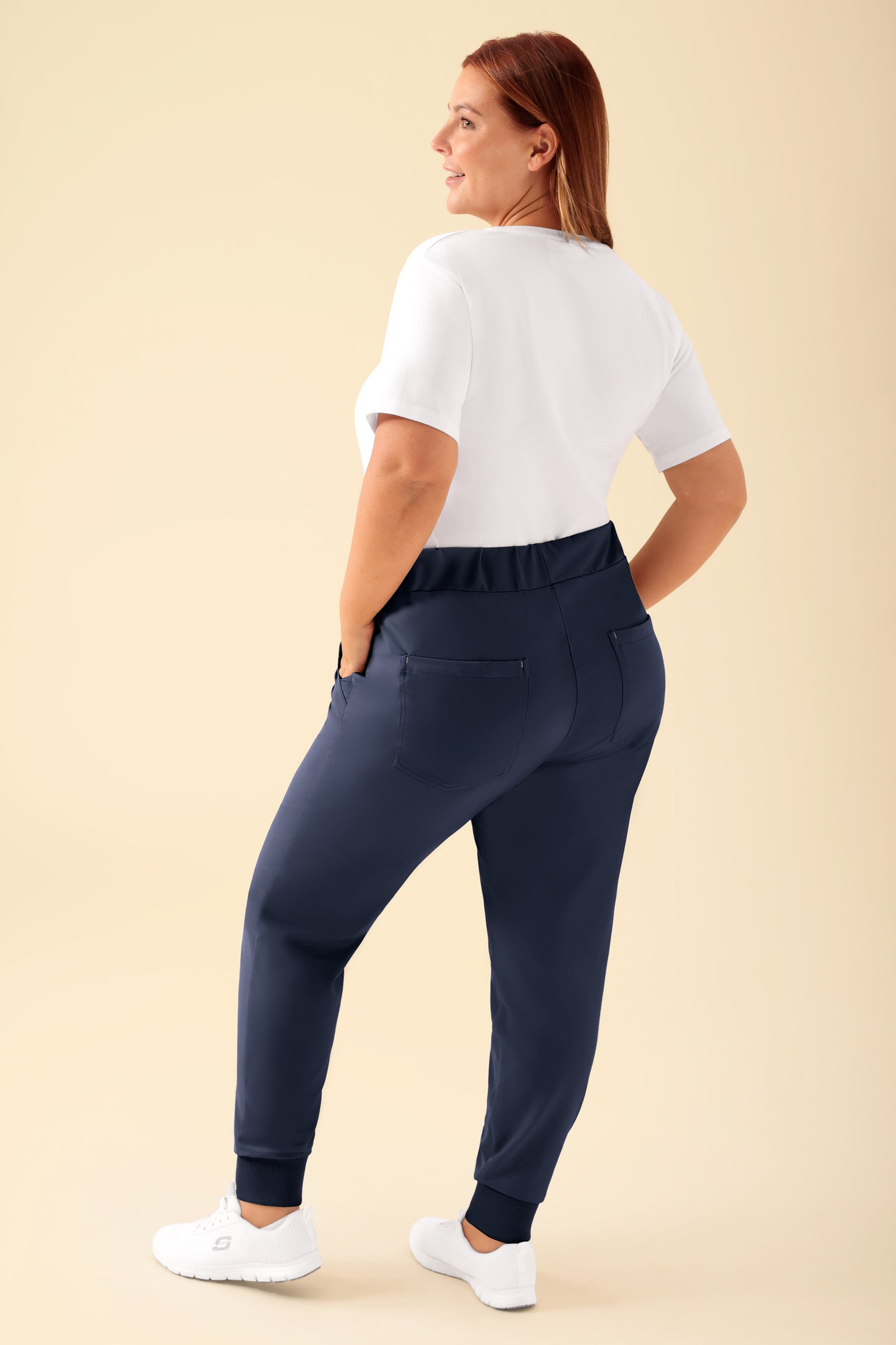KAERE Pantalon Femme - ourlets côtelés et sans poches cargo navy, Vue de dos Le mannequin mesure 173 cm et porte la taille XL