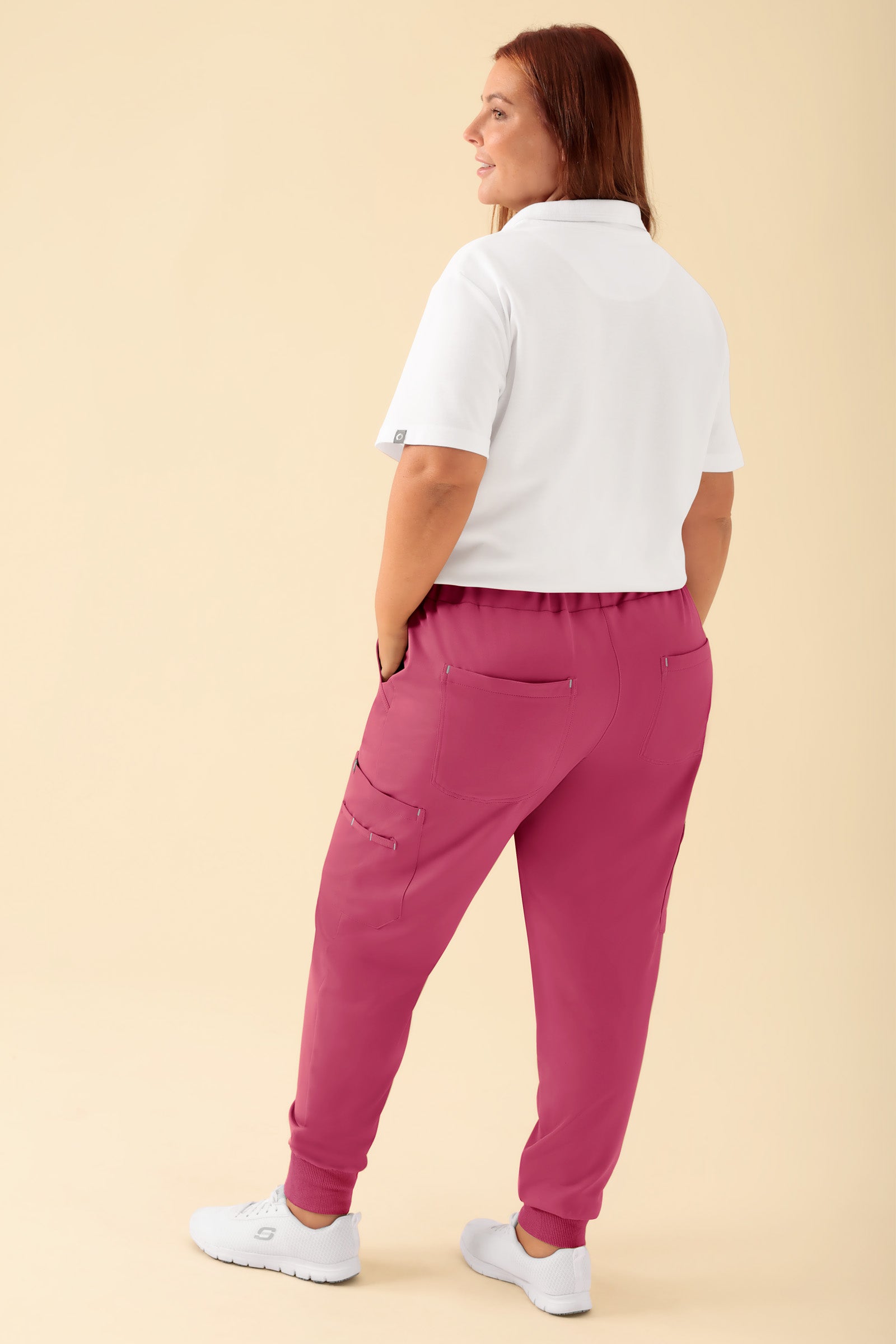 KAERE Pantalon Femme - avec poches cargo et ourlets côtelés bois de rose, Vue de dos Le mannequin mesure 173 cm et porte la taille XL