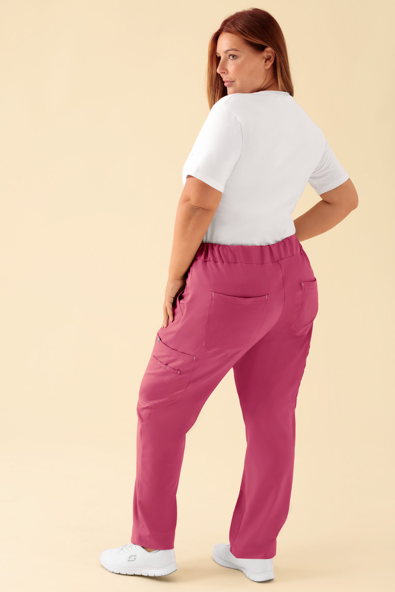 KAERE Pantalon Femme - avec poches cargo bois de rose, Vue de dos Le mannequin mesure 173 cm et porte la taille XL