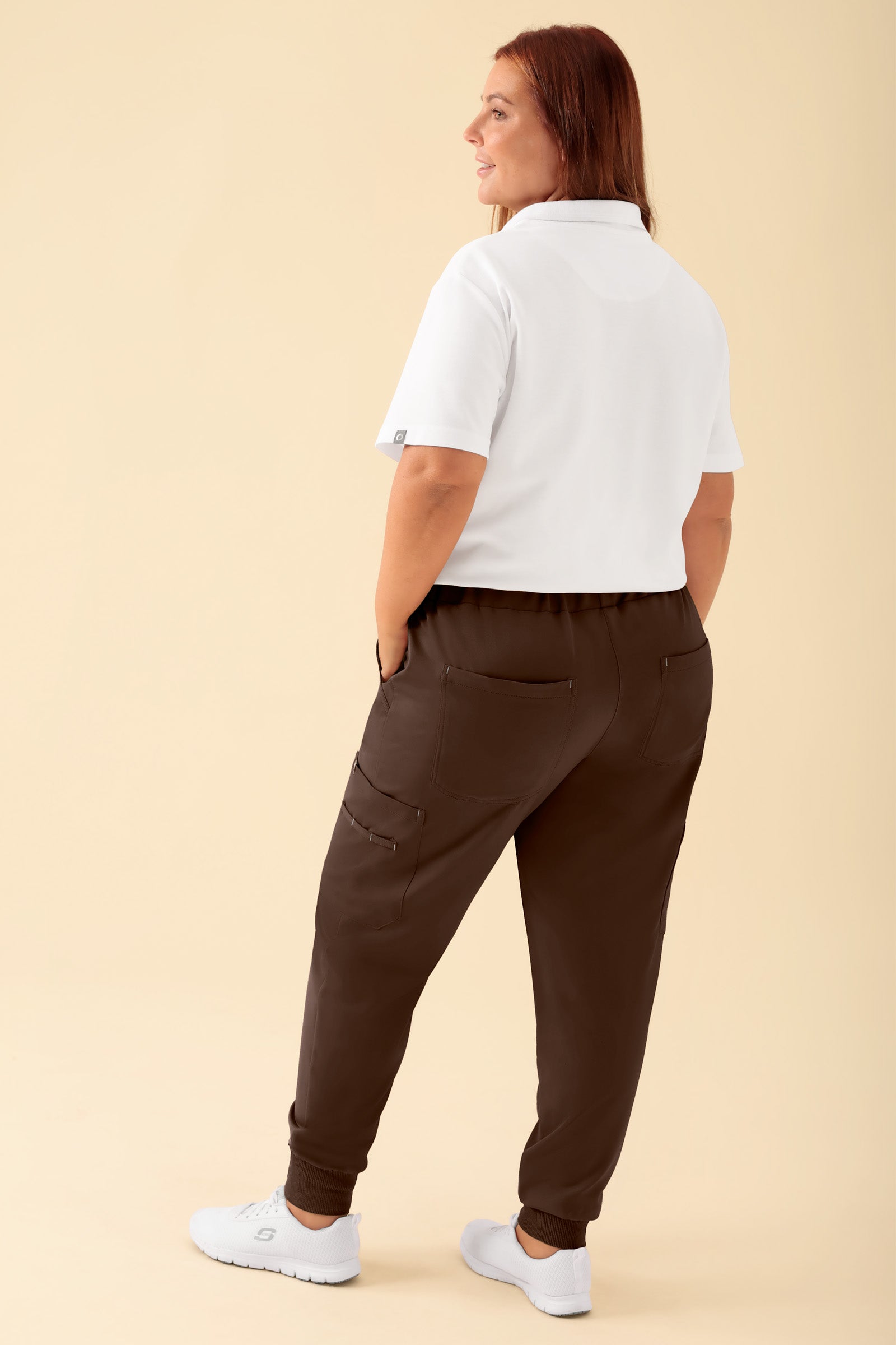 KAERE Pantalon Femme - avec poches cargo et ourlets côtelés coffee, Vue de dos Le mannequin mesure 173 cm et porte la taille XL