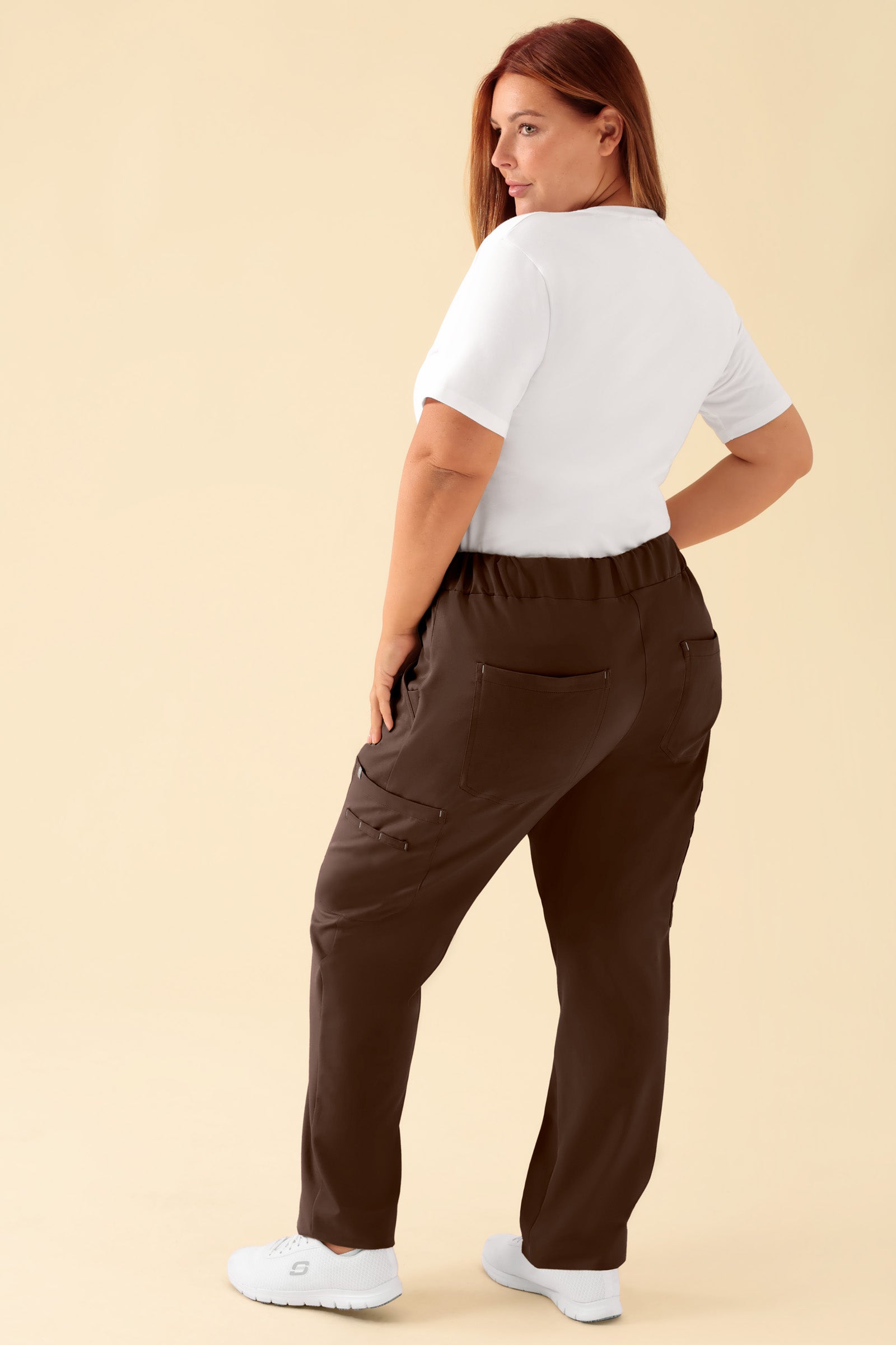 KAERE Pantalon Femme - avec poches cargo coffee, Vue de dos Le mannequin mesure 173 cm et porte la taille XL