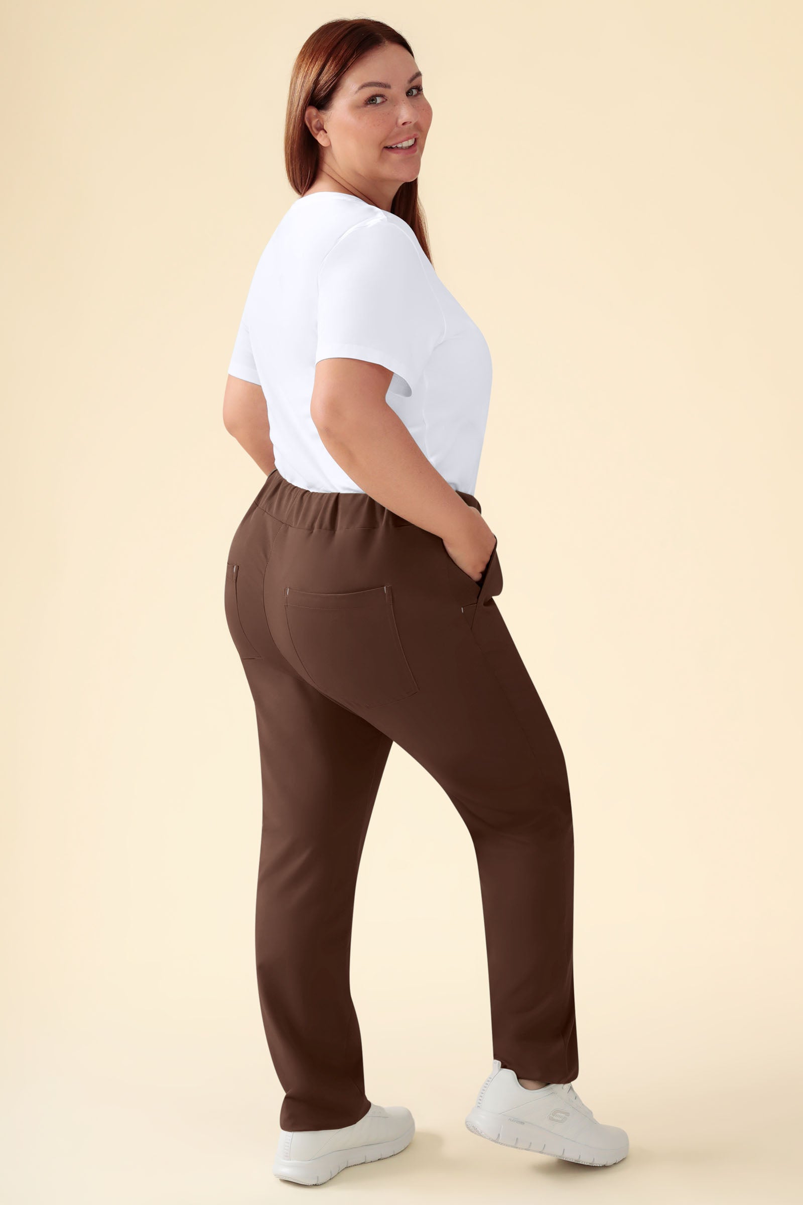 KAERE Pantalon Femme - sans poche cargo coffee, Vue de dos Le mannequin mesure 173 cm et porte la taille XL