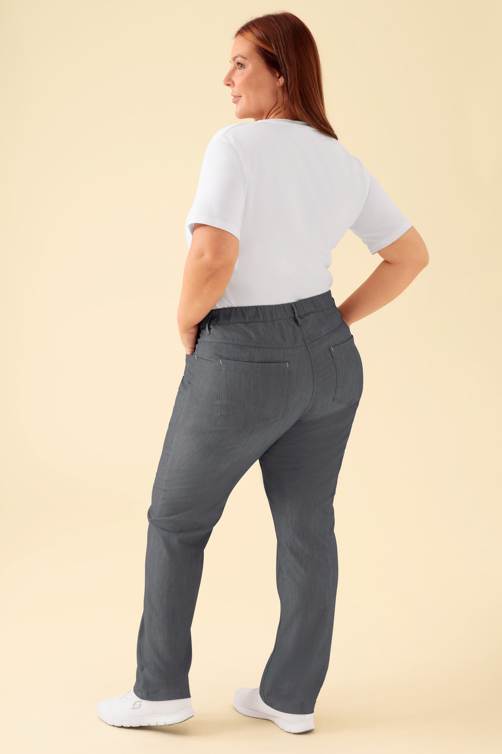 KAERE Pantalon Femme - 5 poches gris chiné, Vue de dos Le mannequin mesure 173 cm et porte la taille XL