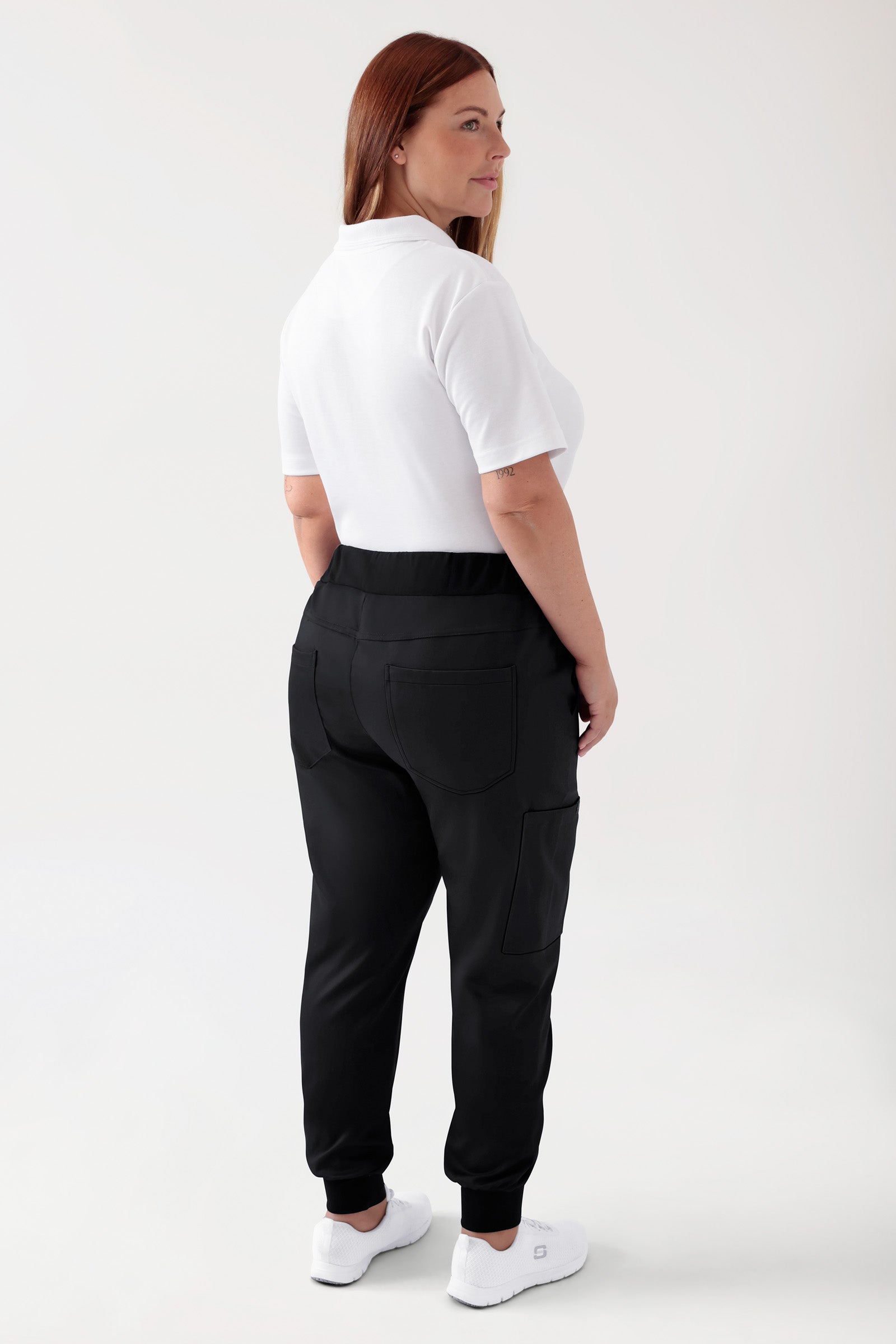 COMFY FLEX Pantalon Femme - Jogpant noir, Vue de dos Le mannequin mesure 173 cm et porte la taille XL