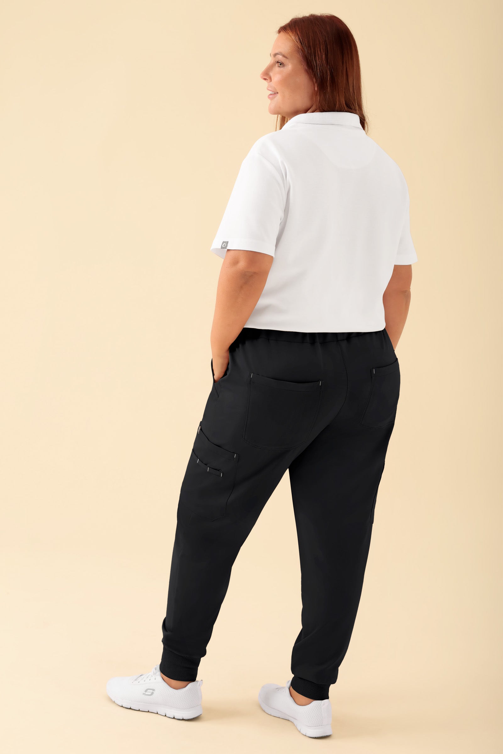 KAERE Pantalon Femme - avec poches cargo et ourlets côtelés noir, Vue de dos Le mannequin mesure 173 cm et porte la taille XL