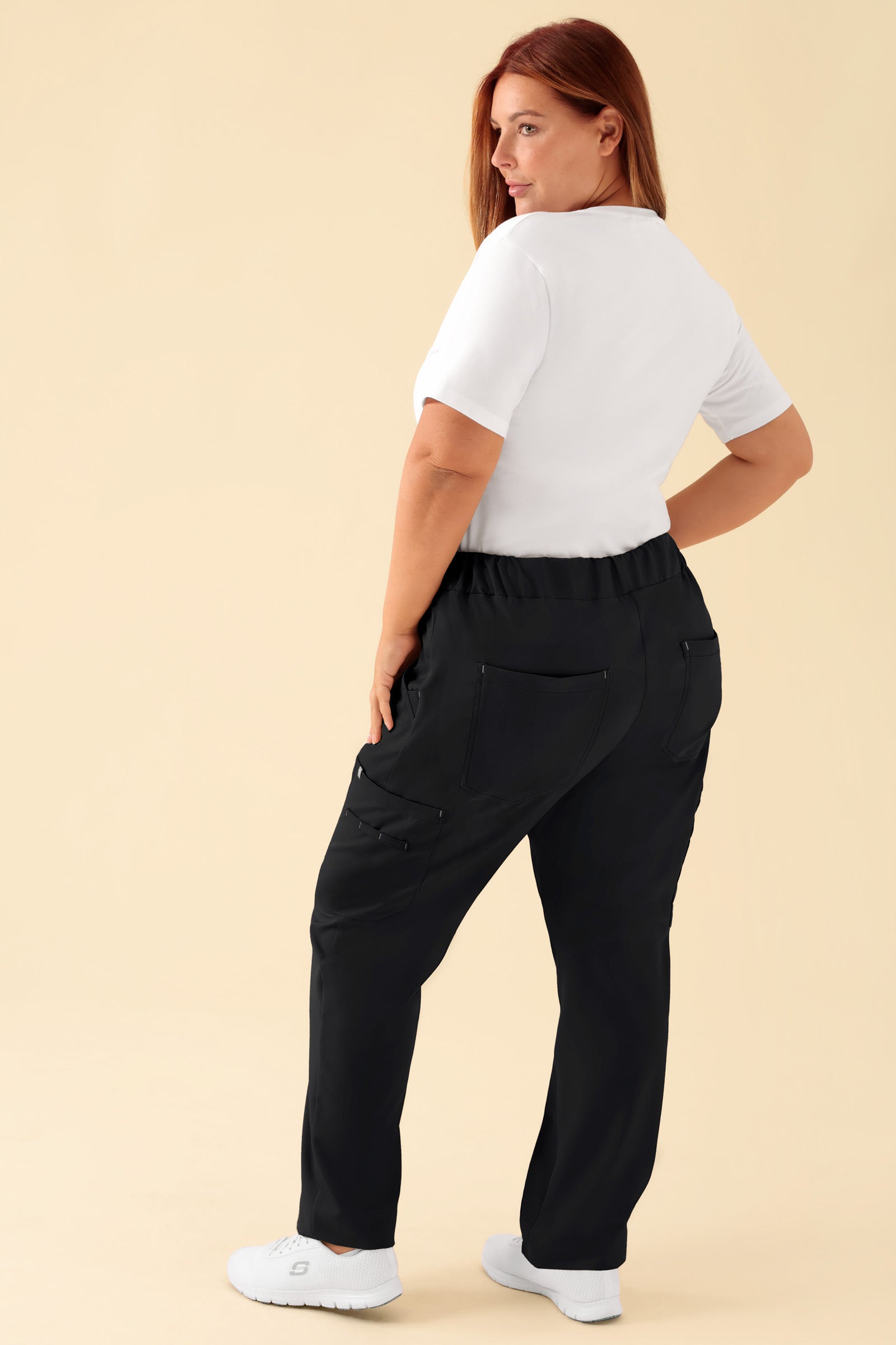 KAERE Pantalon Femme - avec poches cargo noir, Vue de dos Le mannequin mesure 173 cm et porte la taille XL