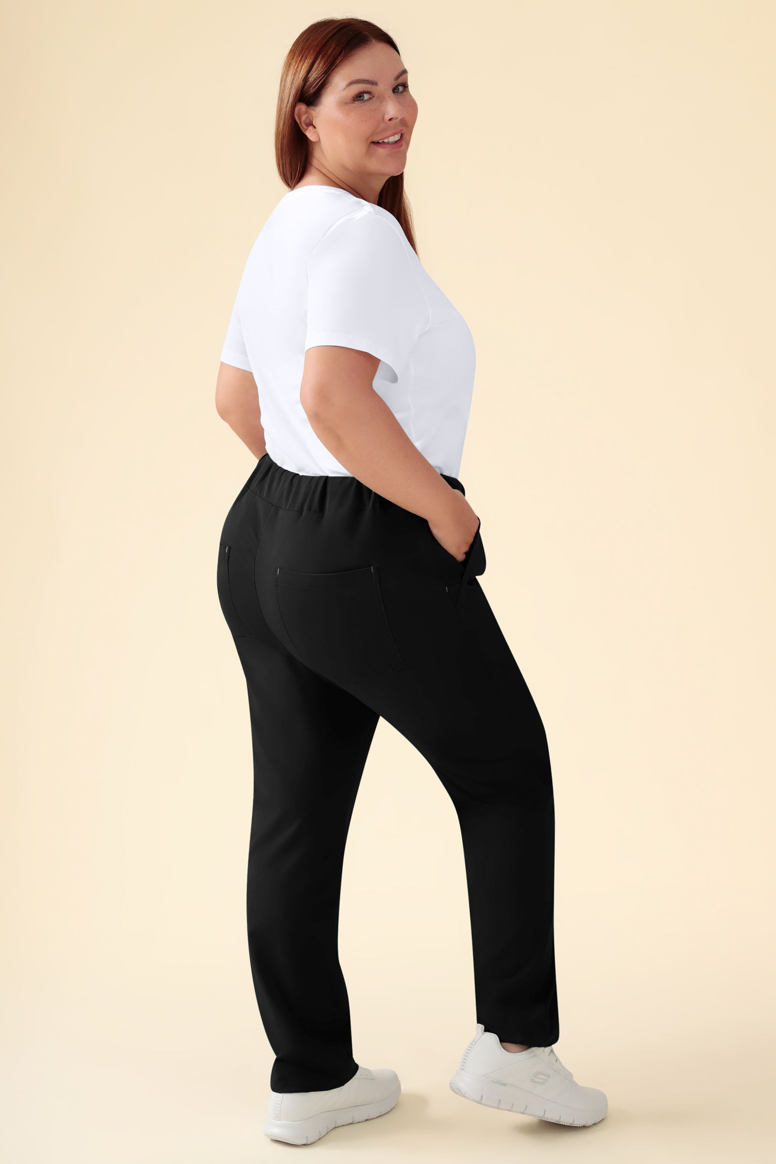 KAERE Pantalon Femme - sans poche cargo noir, Vue de dos Le mannequin mesure 173 cm et porte la taille XL