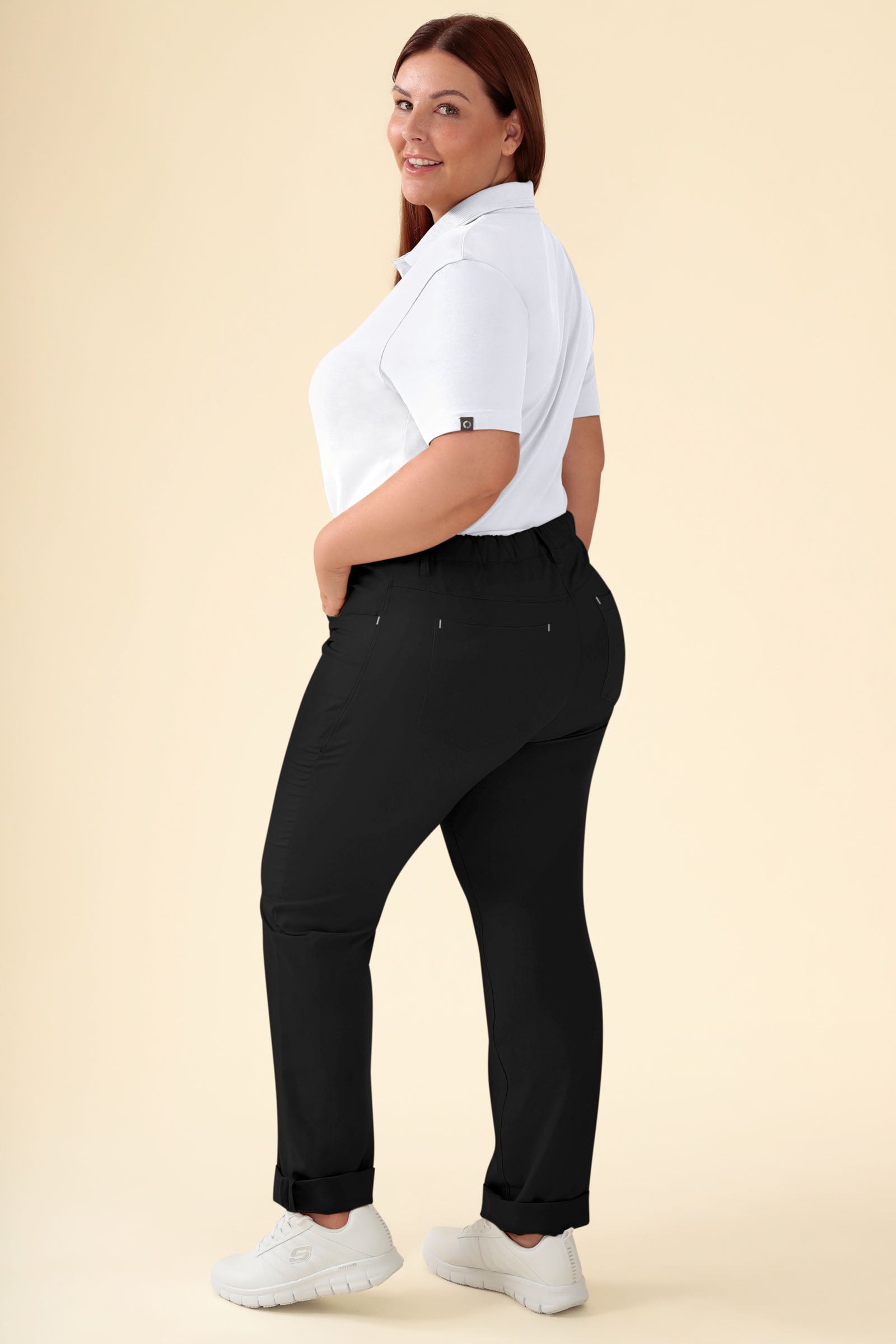 KAERE Pantalon Femme - 5 poches noir, Vue de dos Le mannequin mesure 173 cm et porte la taille XL