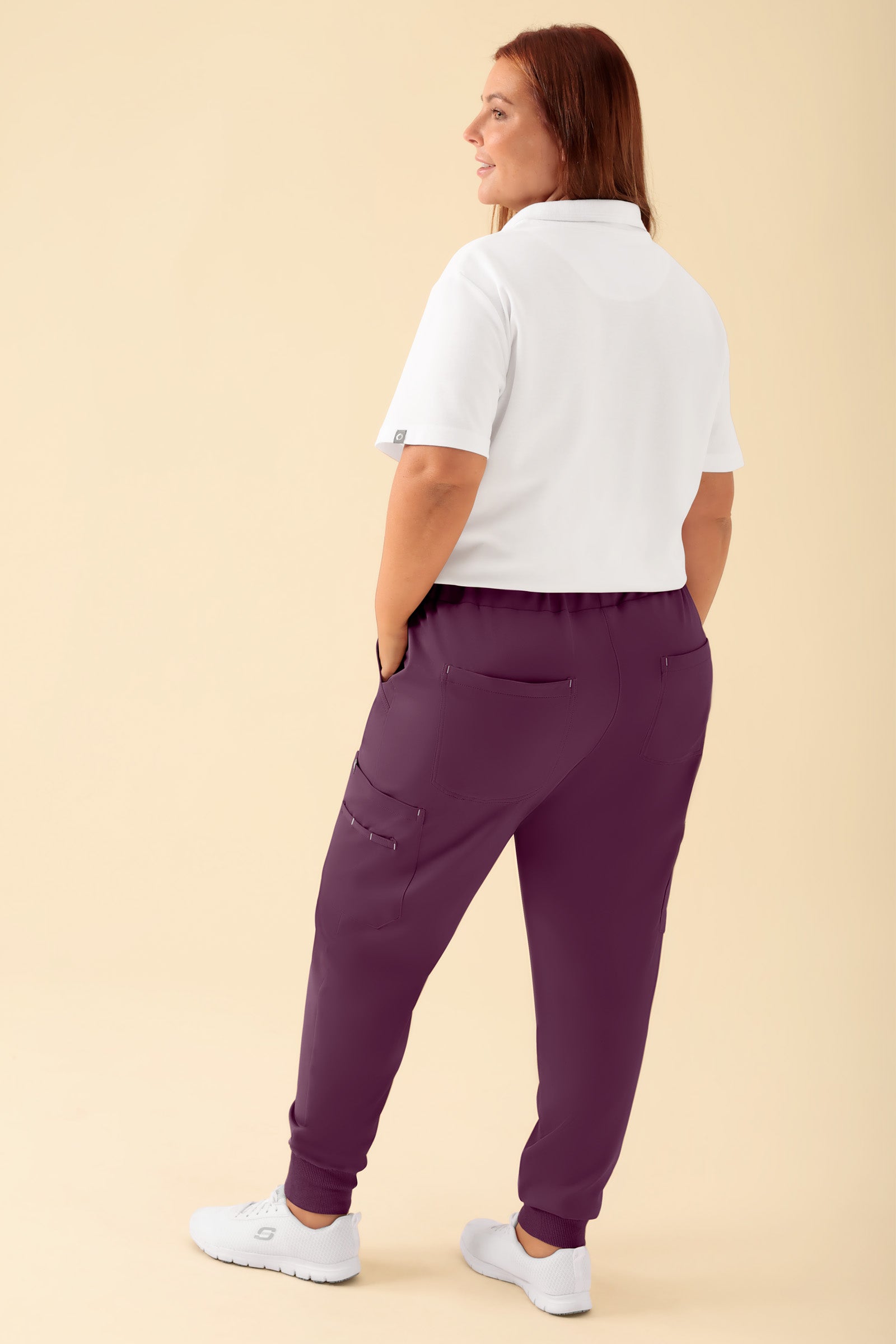 KAERE Pantalon Femme - avec poches cargo et ourlets côtelés prune, Vue de dos Le mannequin mesure 173 cm et porte la taille XL