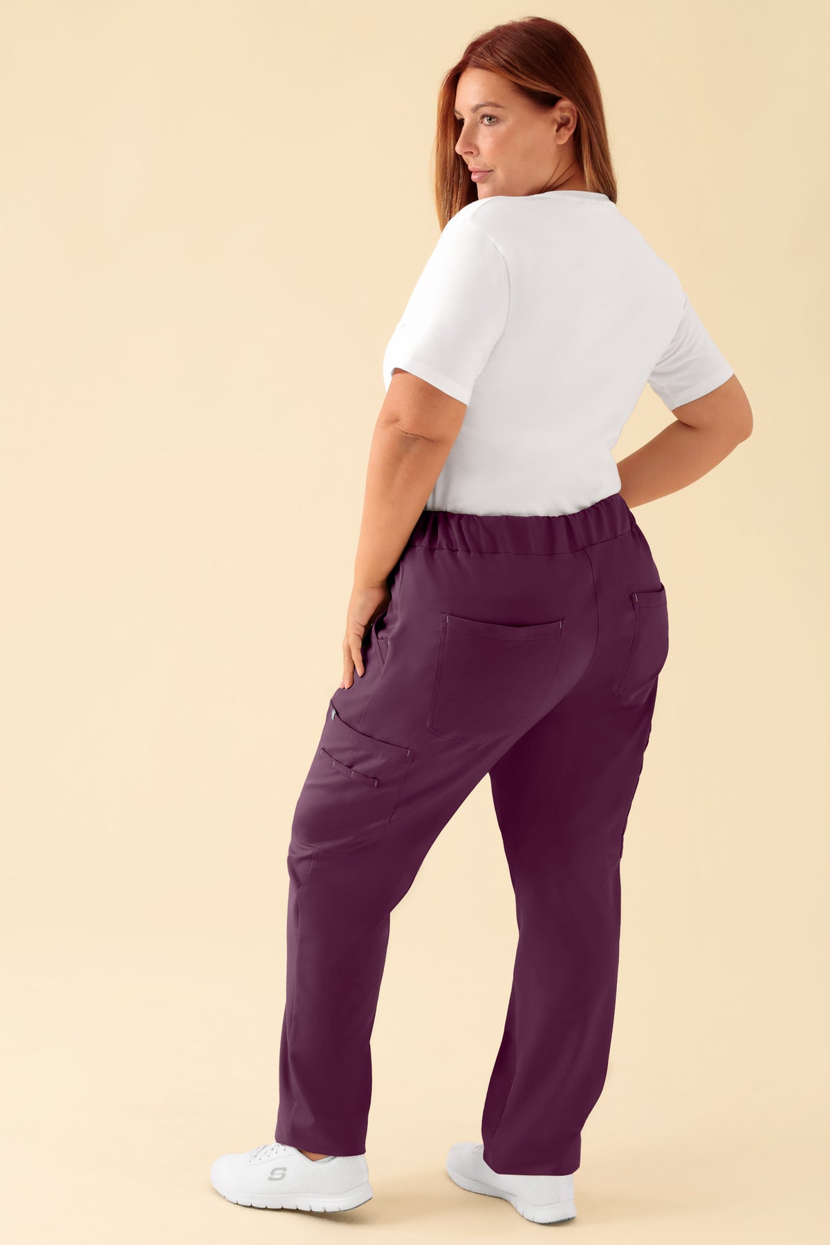 KAERE Pantalon Femme - avec poches cargo prune, Vue de dos Le mannequin mesure 173 cm et porte la taille XL