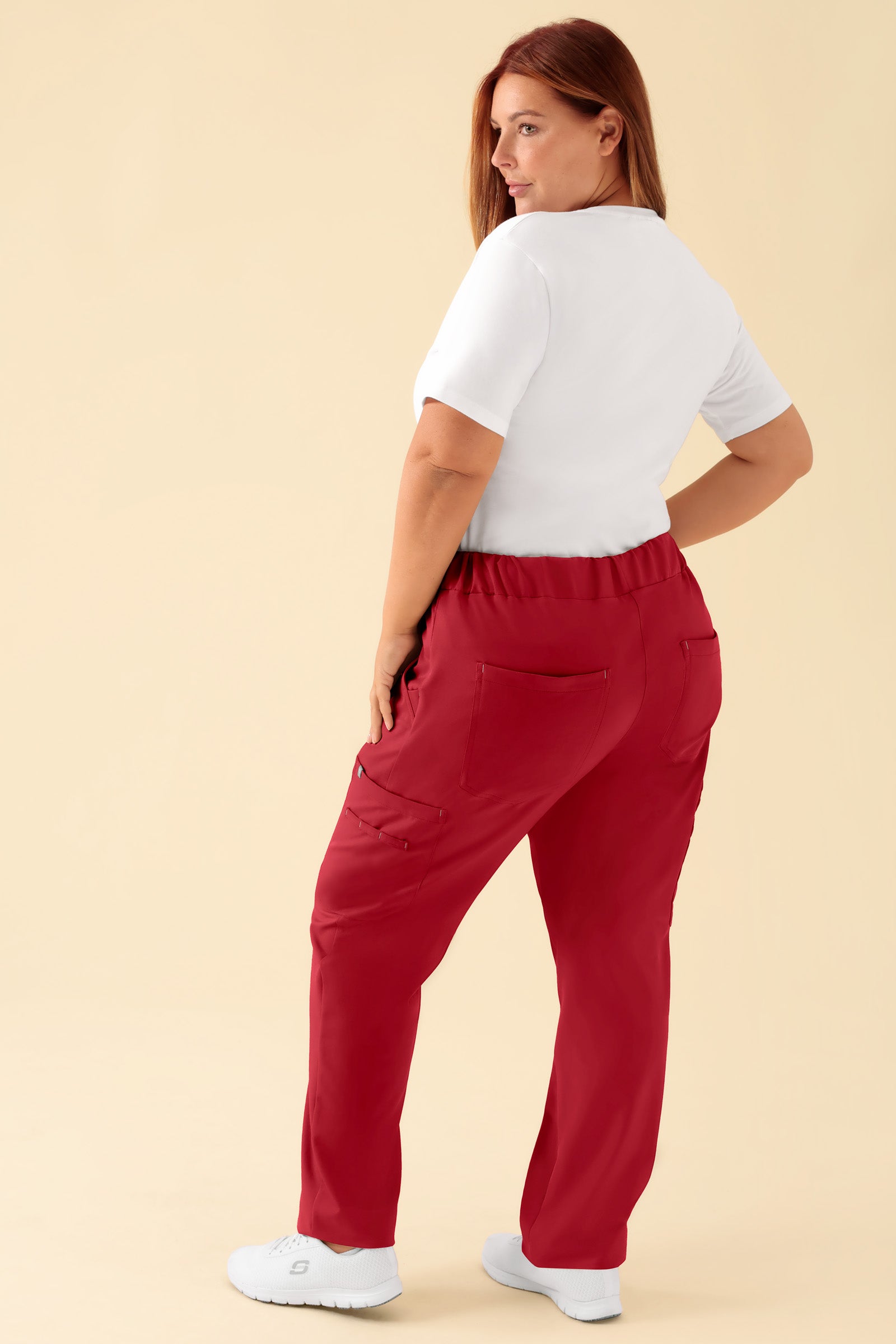 KAERE Pantalon Femme - avec poches cargo rouge, Vue de dos Le mannequin mesure 173 cm et porte la taille XL