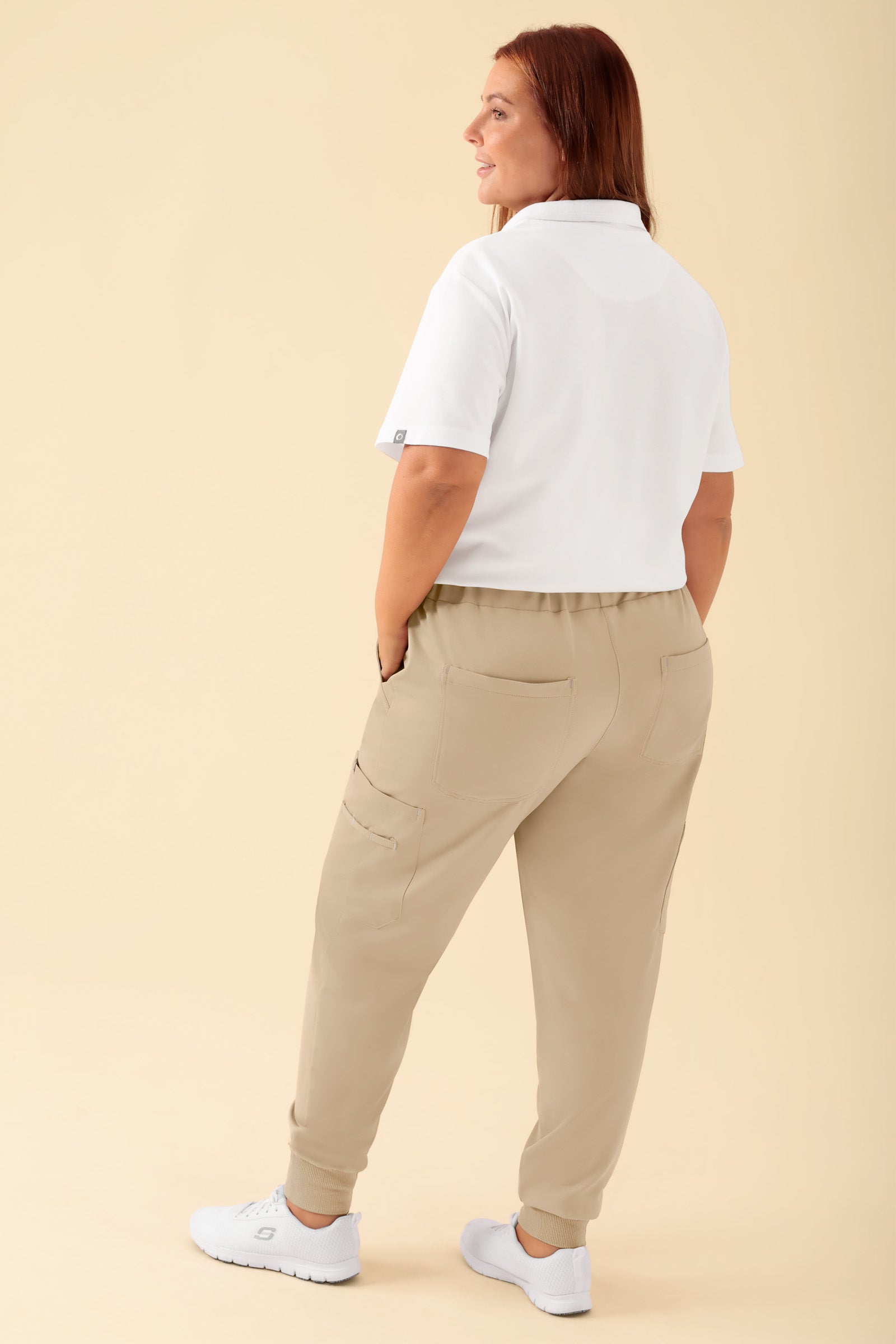 KAERE Pantalon Femme - avec poches cargo et ourlets côtelés sable, Vue de dos Le mannequin mesure 173 cm et porte la taille XL