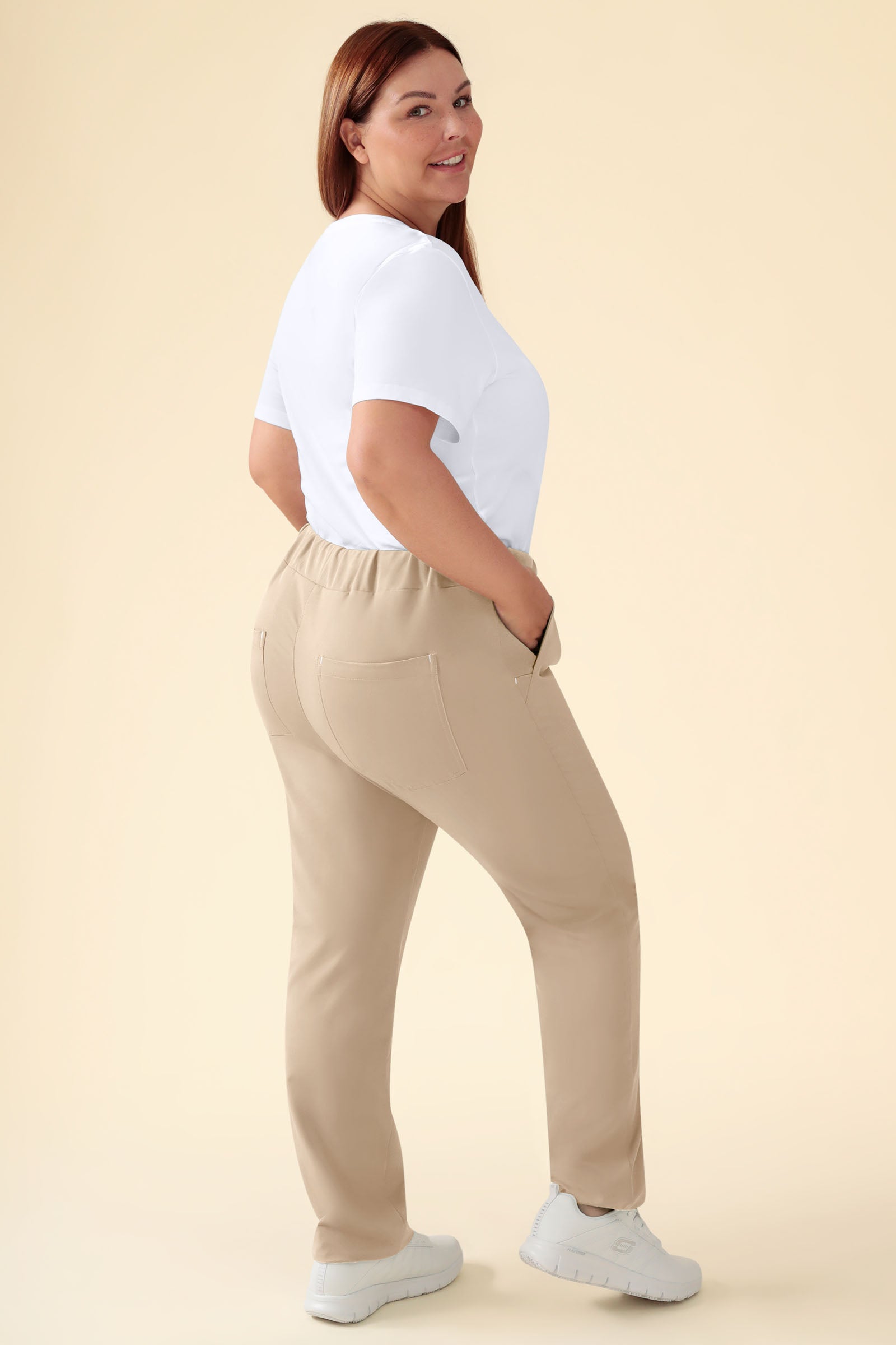 KAERE Pantalon Femme - sans poche cargo sable, Vue de dos Le mannequin mesure 173 cm et porte la taille XL