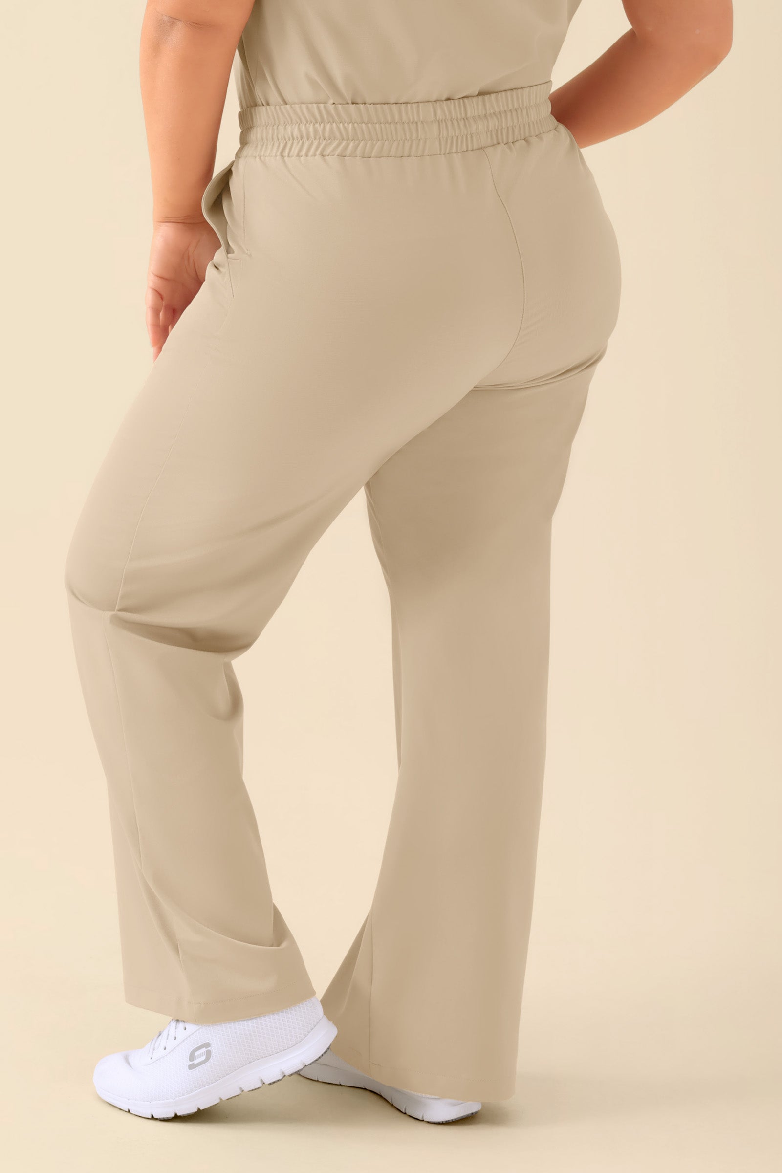 KAERE Pantalon Femme - large jambe sable, Vue de dos Le mannequin mesure 173 cm et porte la taille XL