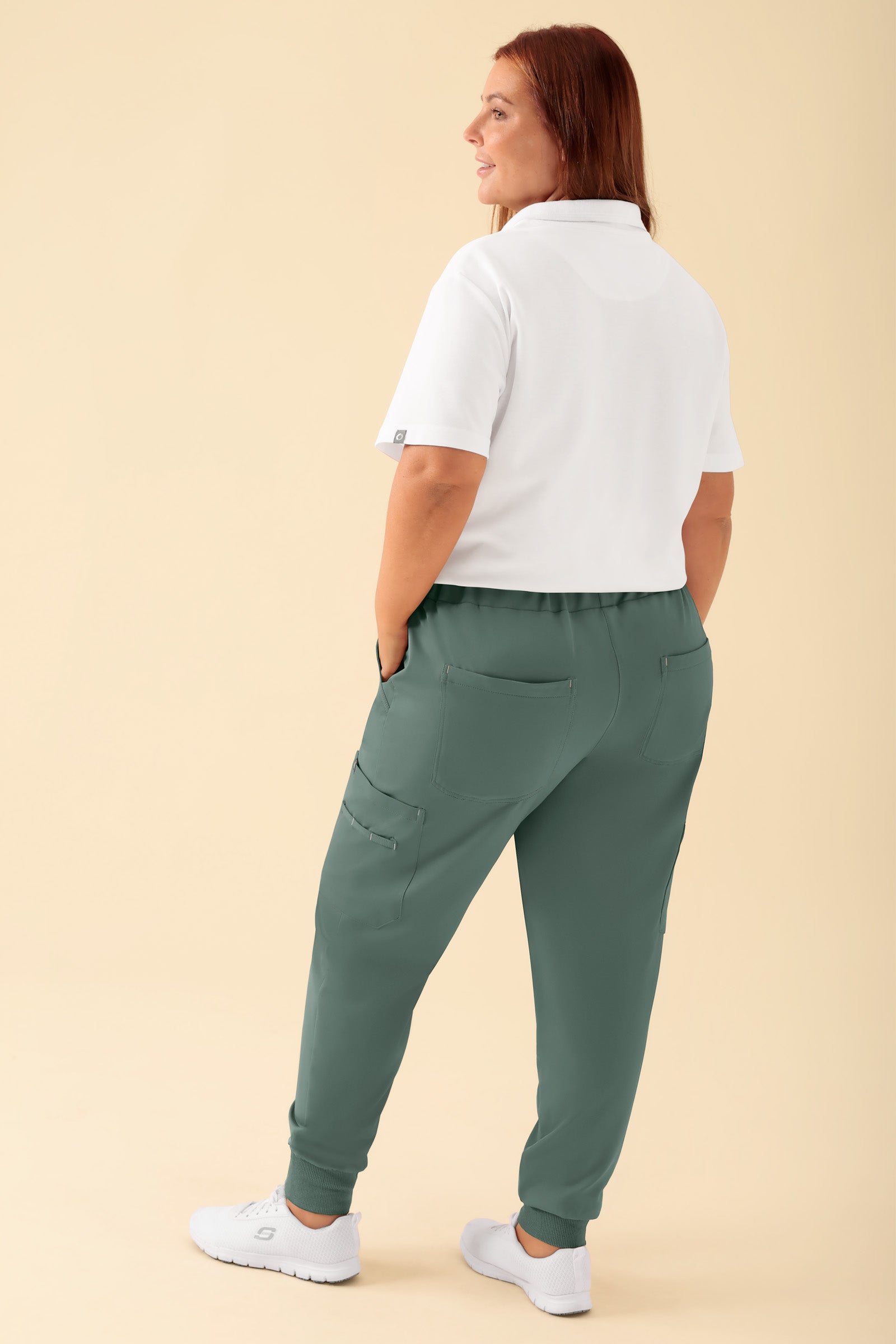 KAERE Pantalon Femme - avec poches cargo et ourlets côtelés vert foncé, Vue de dos Le mannequin mesure 173 cm et porte la taille XL
