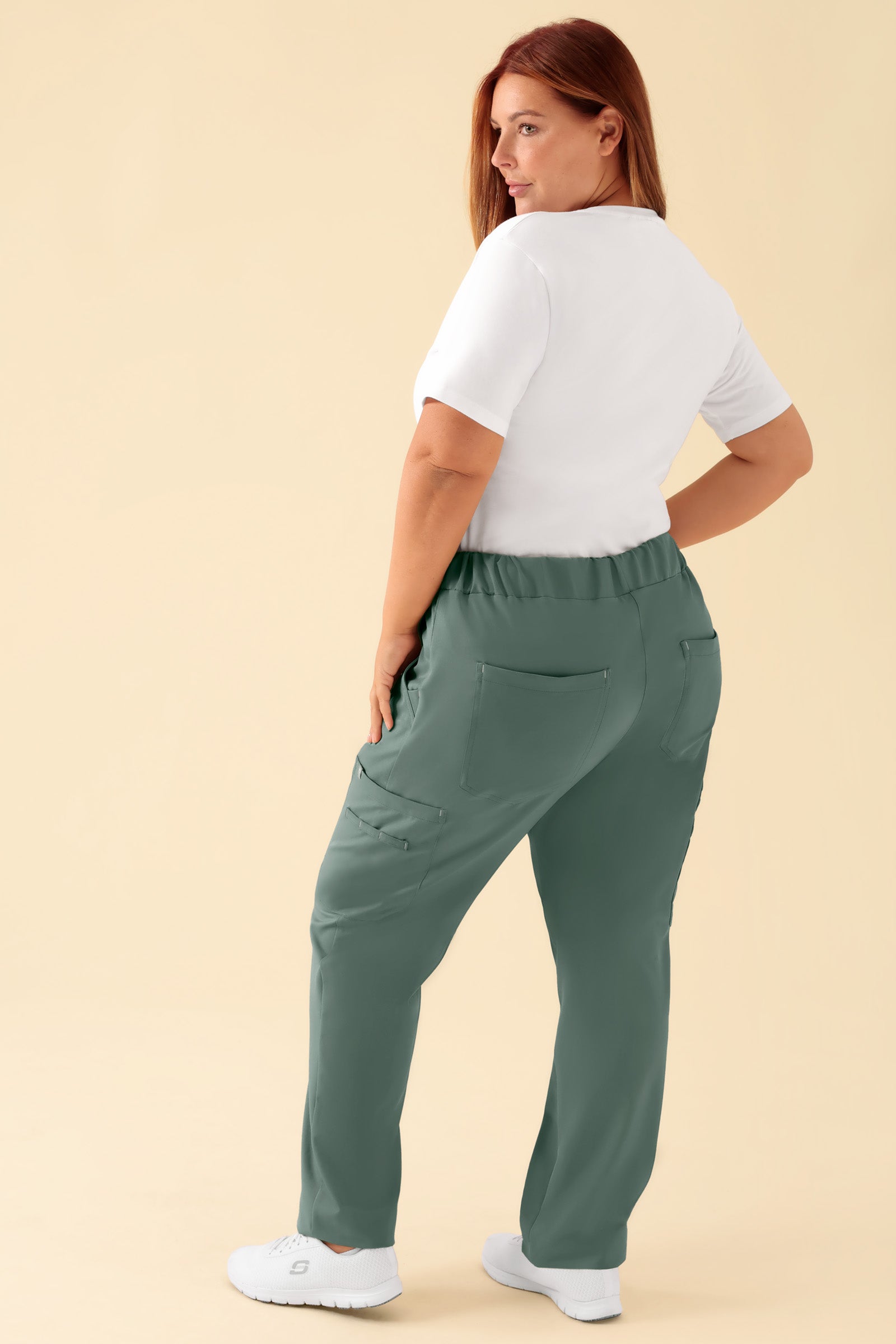 KAERE Pantalon Femme - avec poches cargo vert foncé, Vue de dos Le mannequin mesure 173 cm et porte la taille XL