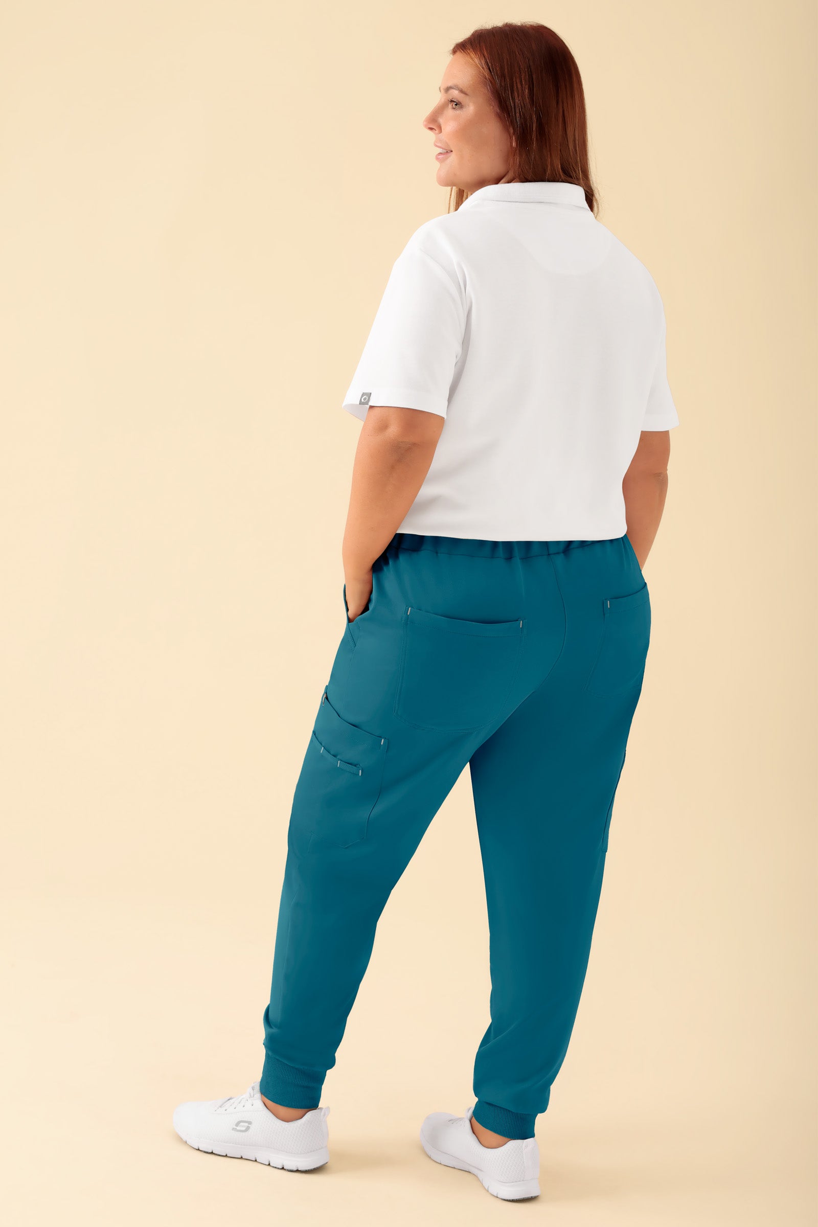 KAERE Pantalon Femme - avec poches cargo et ourlets côtelés pétrole, Vue de dos Le mannequin mesure 173 cm et porte la taille XL
