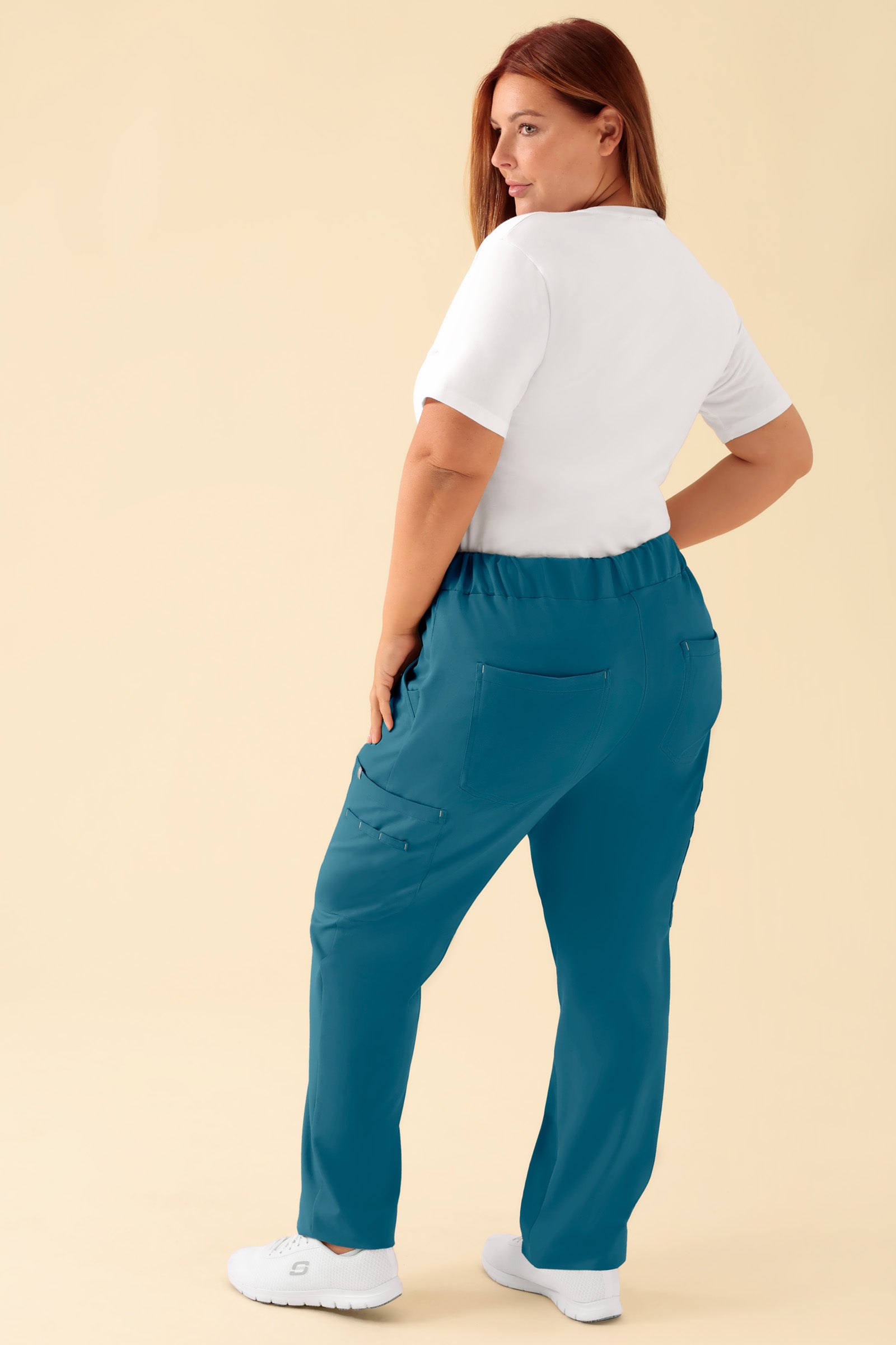 KAERE Pantalon Femme - avec poches cargo pétrole, Vue de dos Le mannequin mesure 173 cm et porte la taille XL