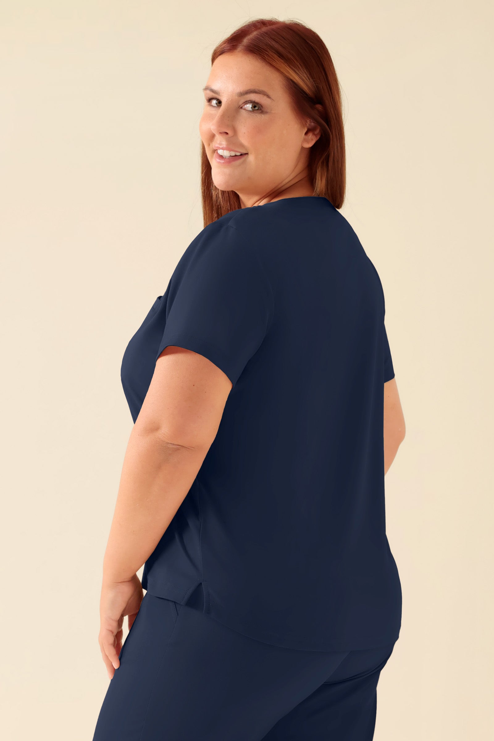 KAERE T-shirt Femme - Encoloure ronde navy, Vue de dos Le mannequin mesure 173 cm et porte la taille XL
