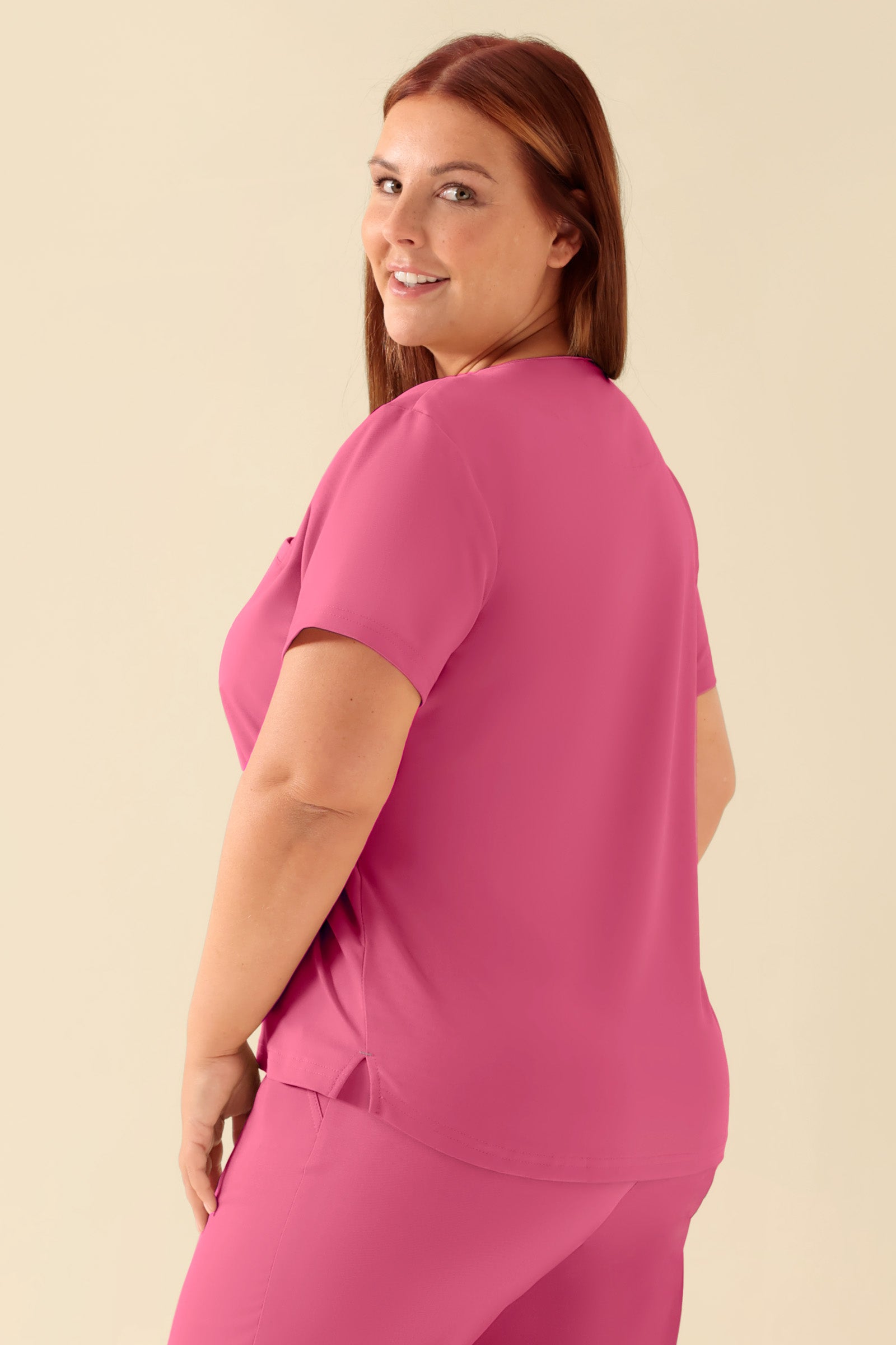 KAERE T-shirt Femme - Encoloure ronde bois de rose, Vue de dos Le mannequin mesure 173 cm et porte la taille XL