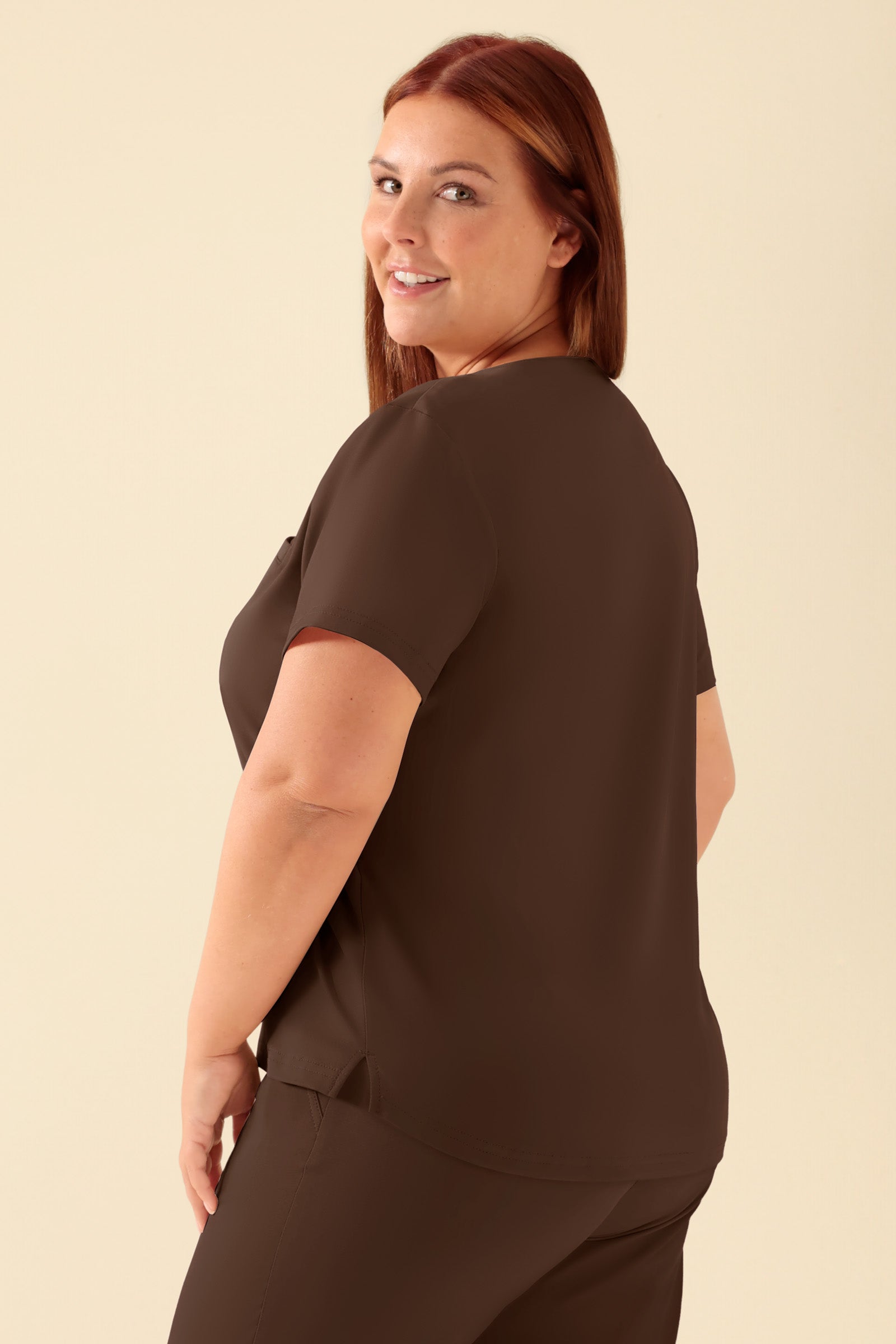 KAERE T-shirt Femme - Encoloure ronde coffee, Vue de dos Le mannequin mesure 173 cm et porte la taille XL