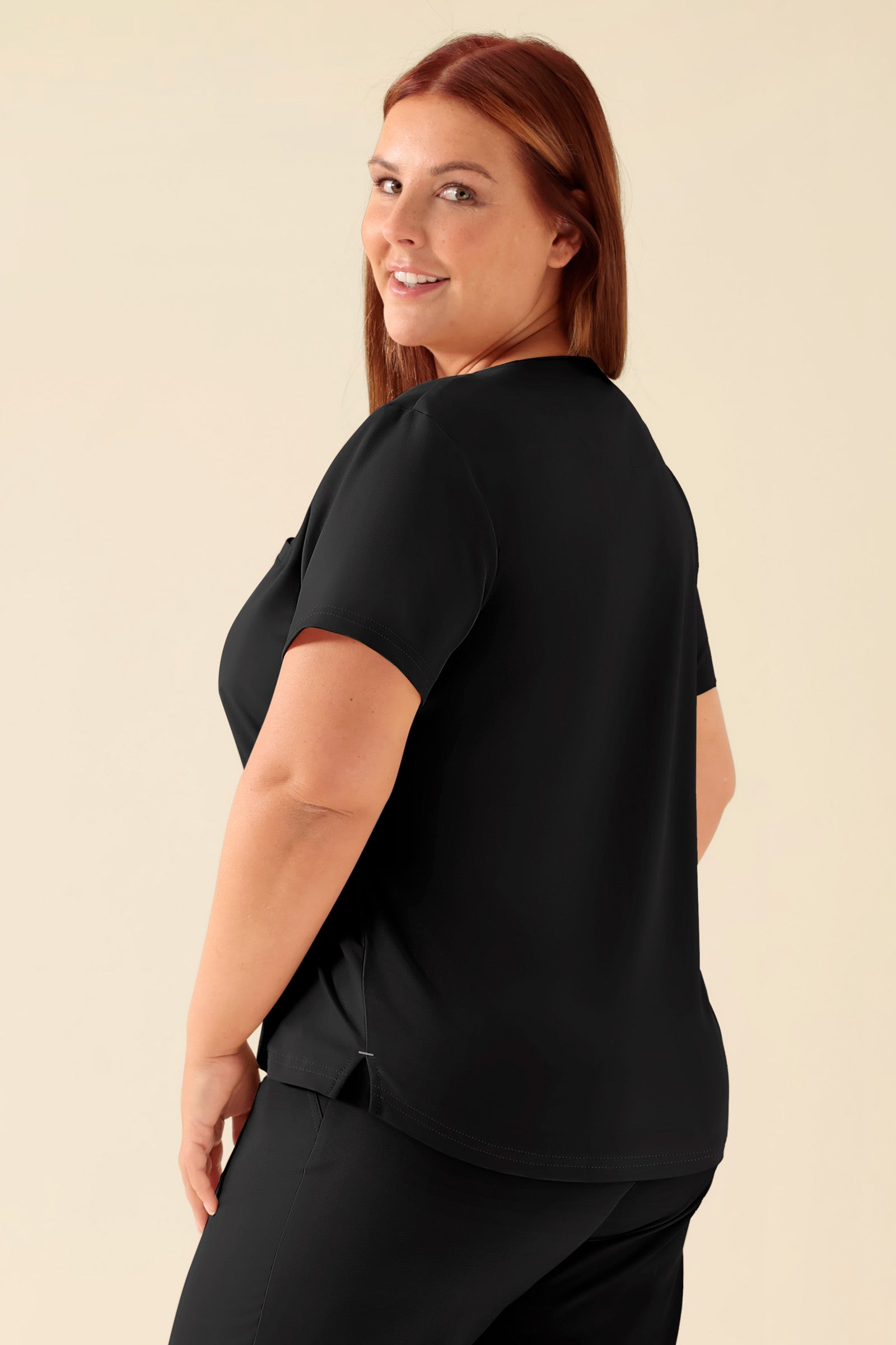 KAERE T-shirt Femme - Encoloure ronde noir, Vue de dos Le mannequin mesure 173 cm et porte la taille XL
