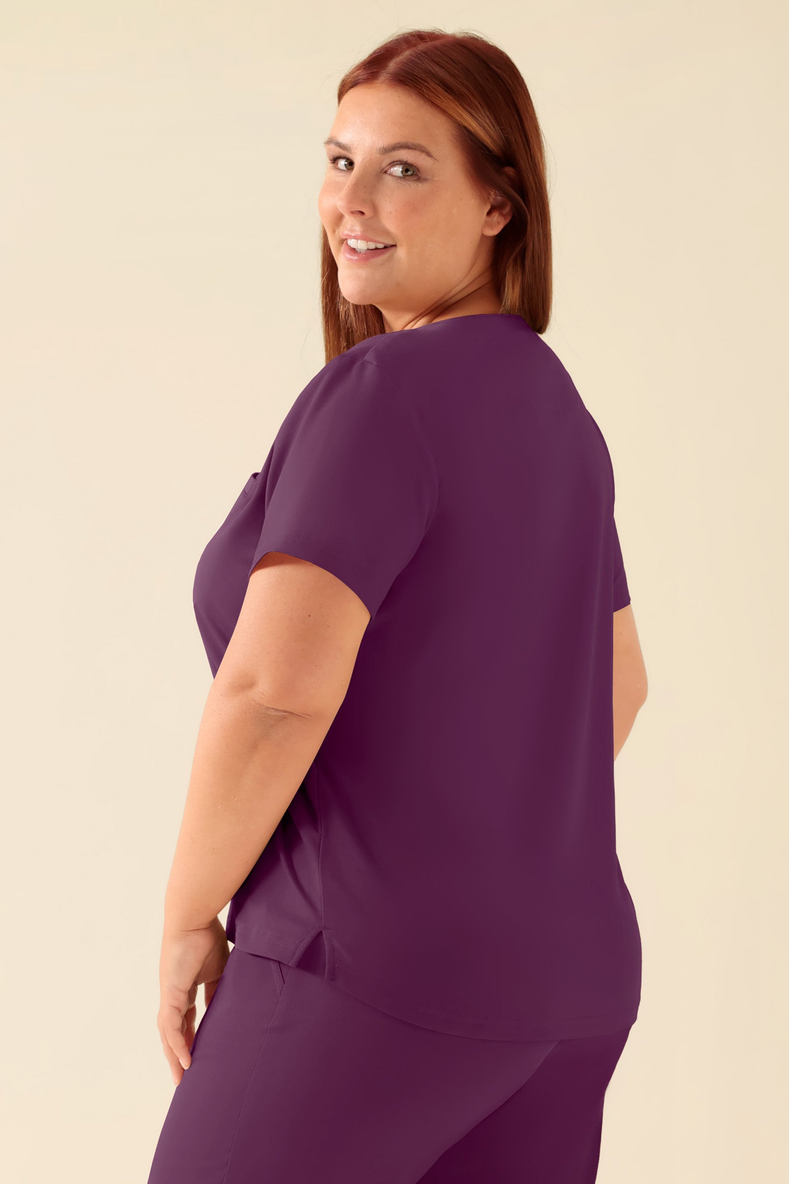 KAERE T-shirt Femme - Encoloure ronde prune, Vue de dos Le mannequin mesure 173 cm et porte la taille XL