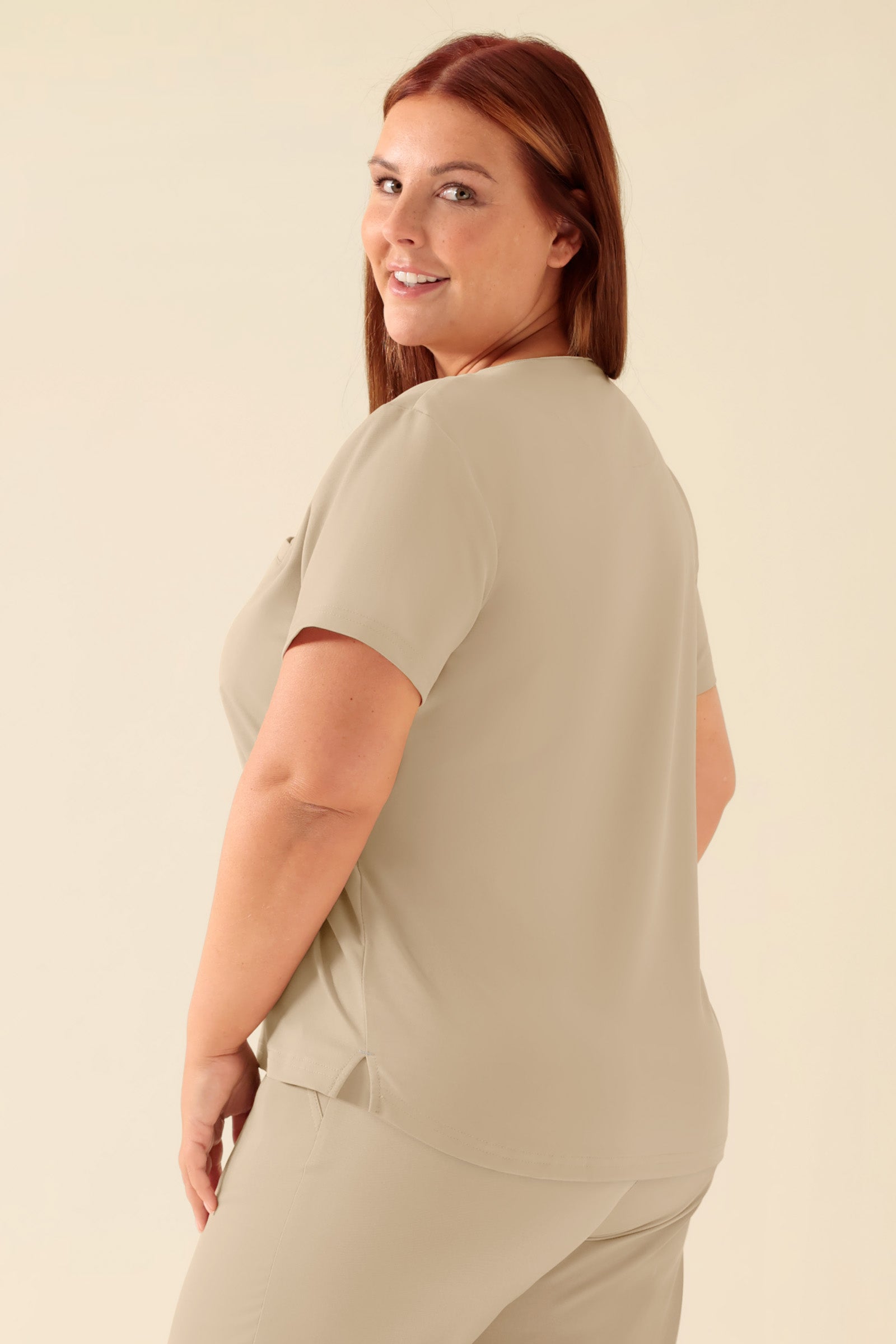 KAERE T-shirt Femme - Encoloure ronde sable, Vue de dos Le mannequin mesure 173 cm et porte la taille XL