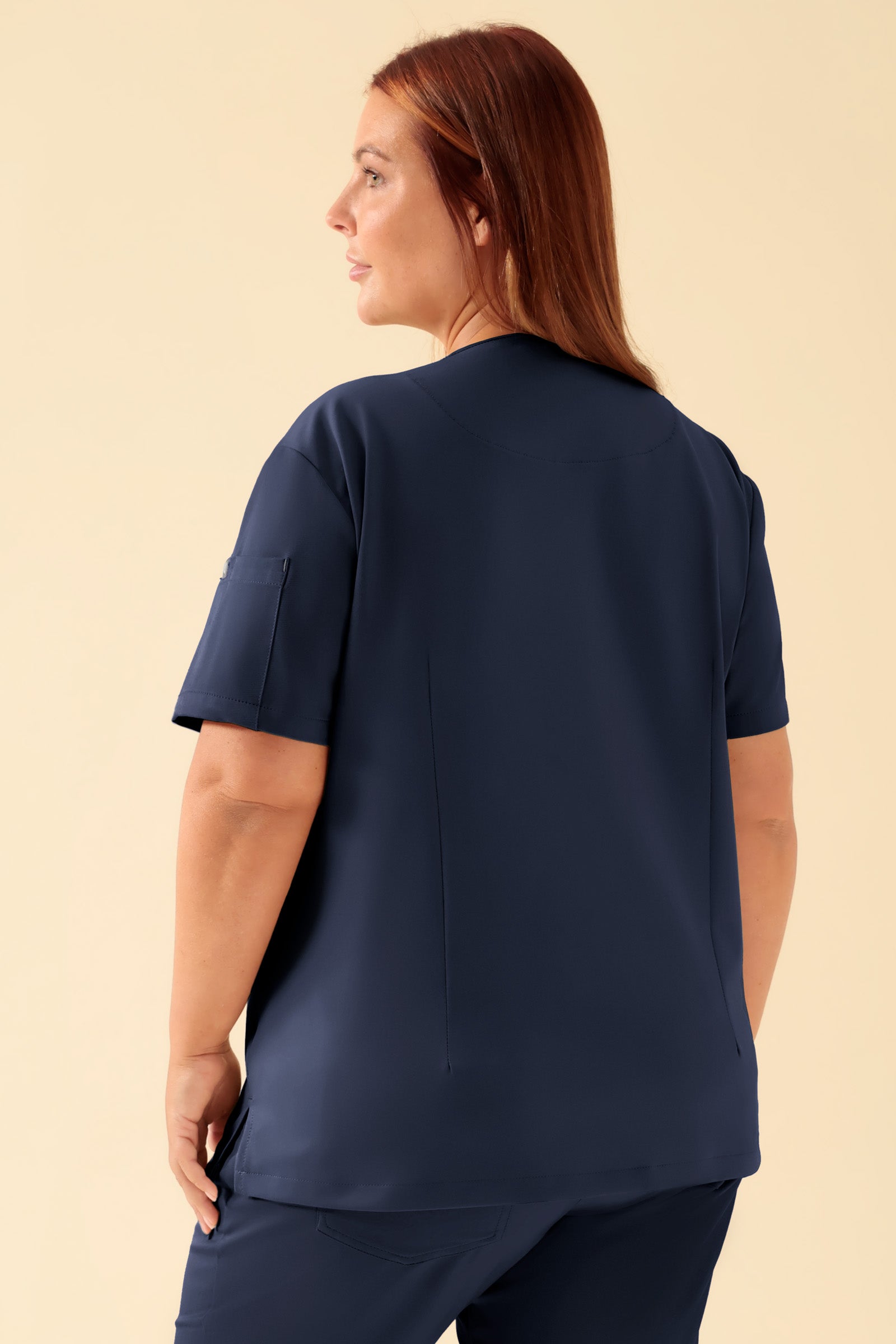 KAERE Tunique Femme - Décolleté V bleu navy, Vue de dos Le mannequin mesure 173 cm et porte la taille XL