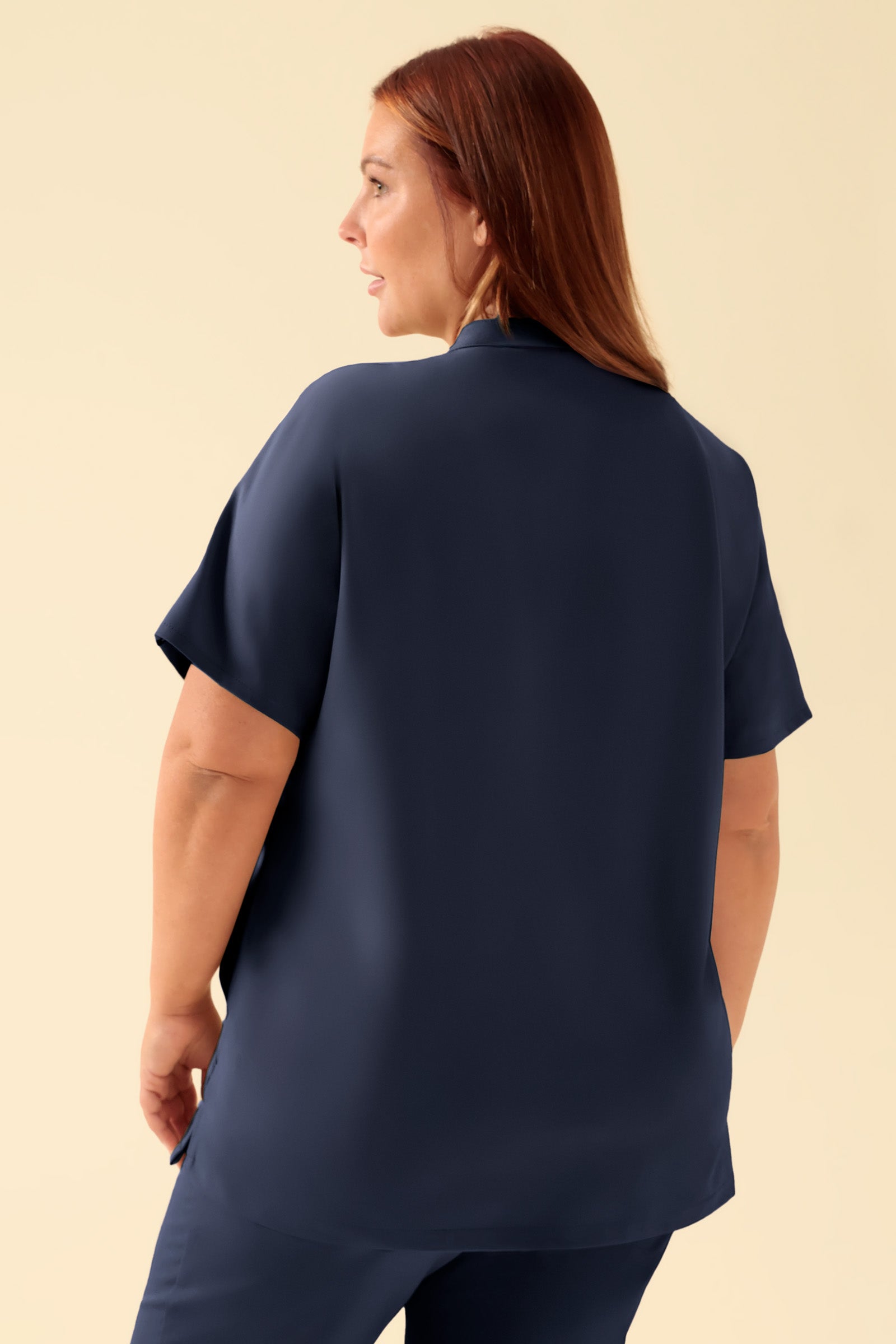 KAERE Tunique Femme - Col officier bleu navy, Vue de dos Le mannequin mesure 173 cm et porte la taille XL