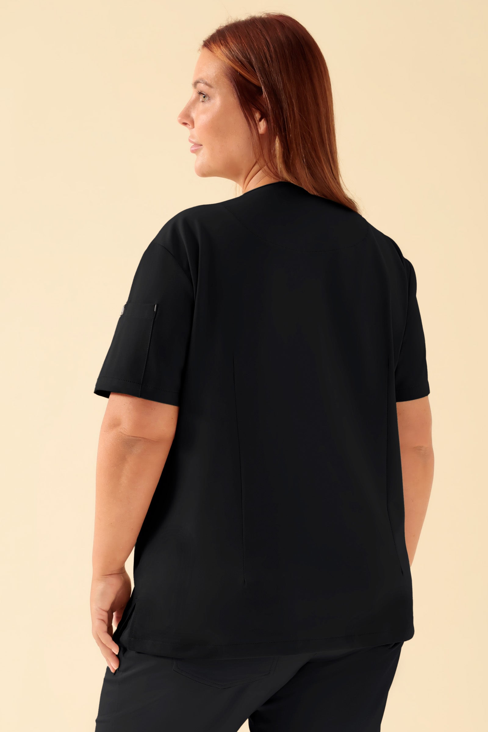 KAERE Tunique Femme - Décolleté V noir, Vue de dos Le mannequin mesure 173 cm et porte la taille XL