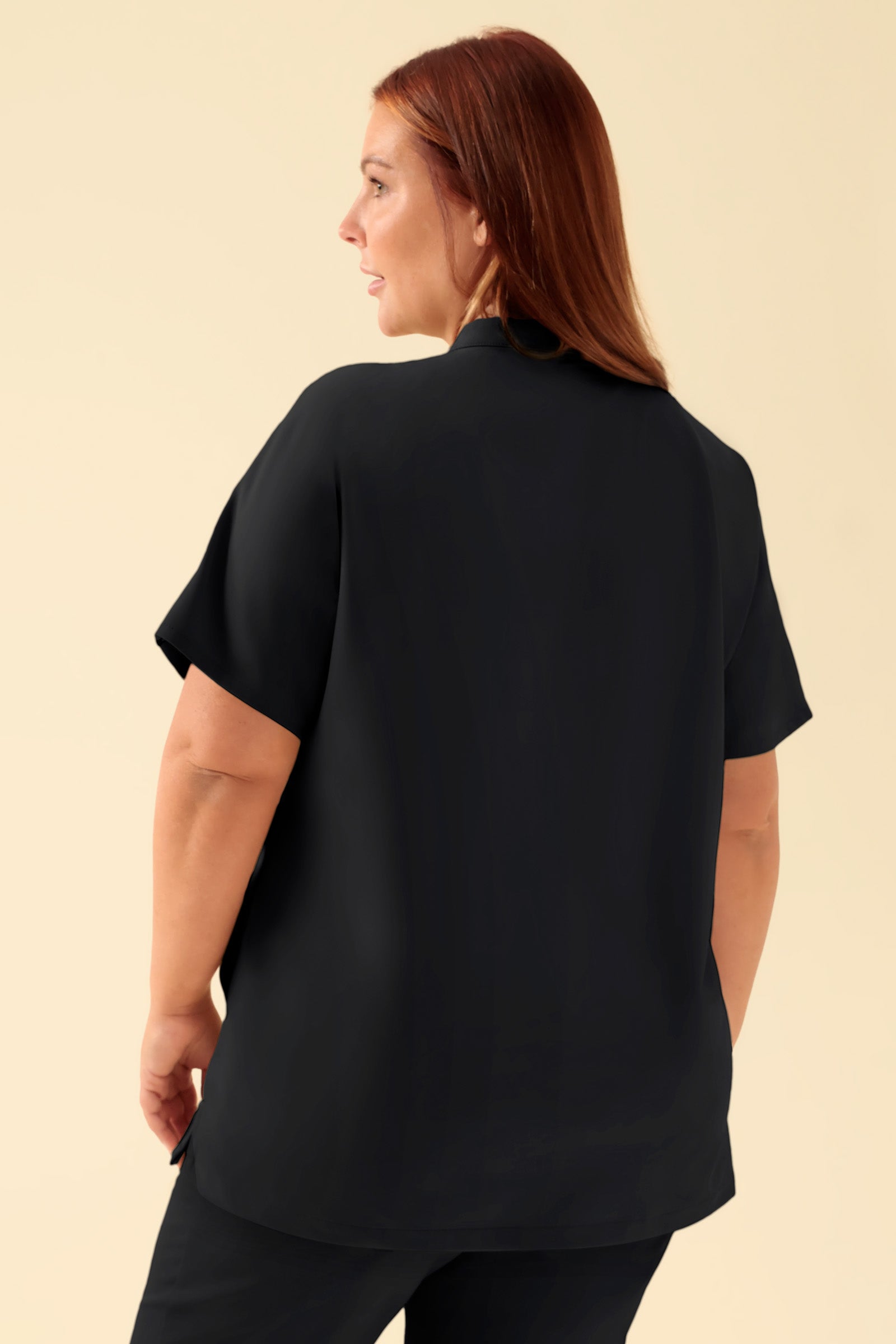 KAERE Tunique Femme - Col officier noir, Vue de dos Le mannequin mesure 173 cm et porte la taille XL