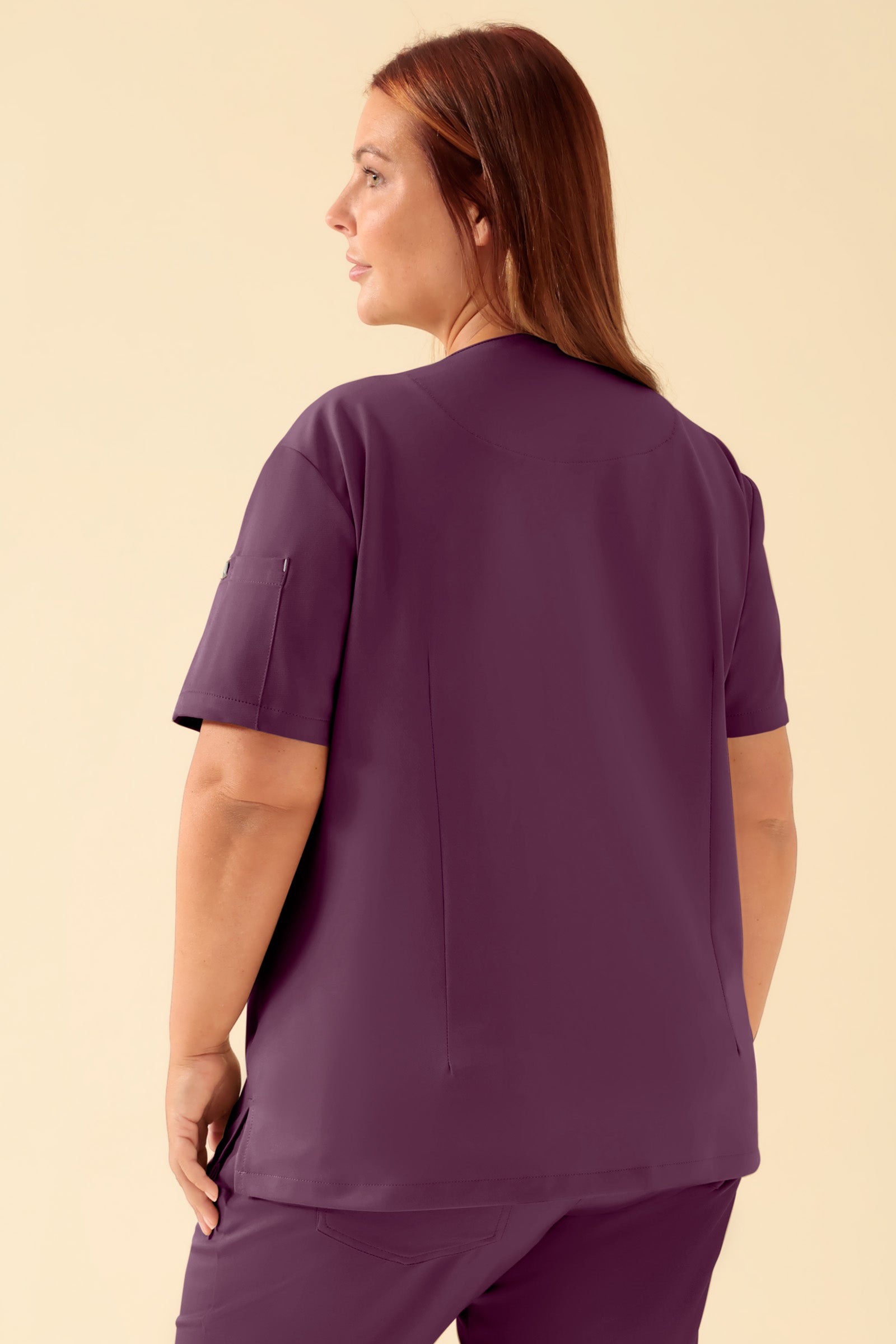 KAERE Tunique Femme - Décolleté V prune, Vue de dos Le mannequin mesure 173 cm et porte la taille XL